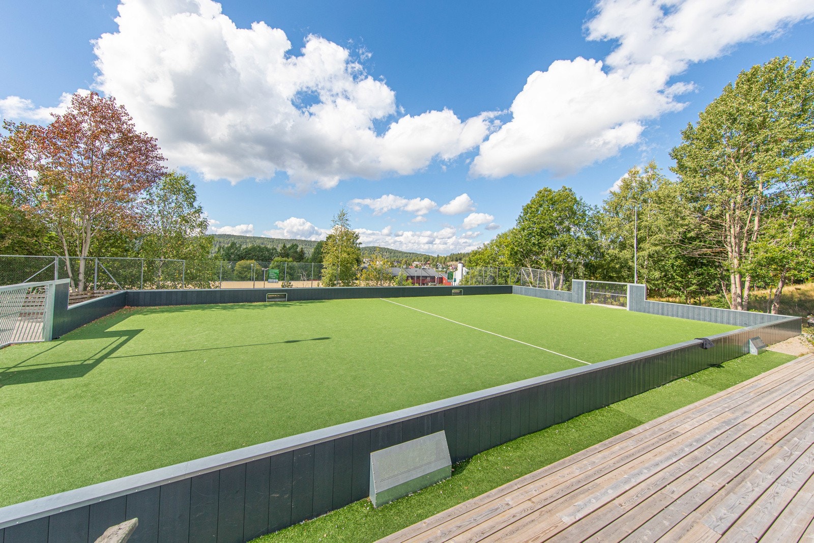 På vinterstid blir det lagt skøyteis på banen og ved siden av det grillhytte for ekstra kos og hygge. Galleribilde