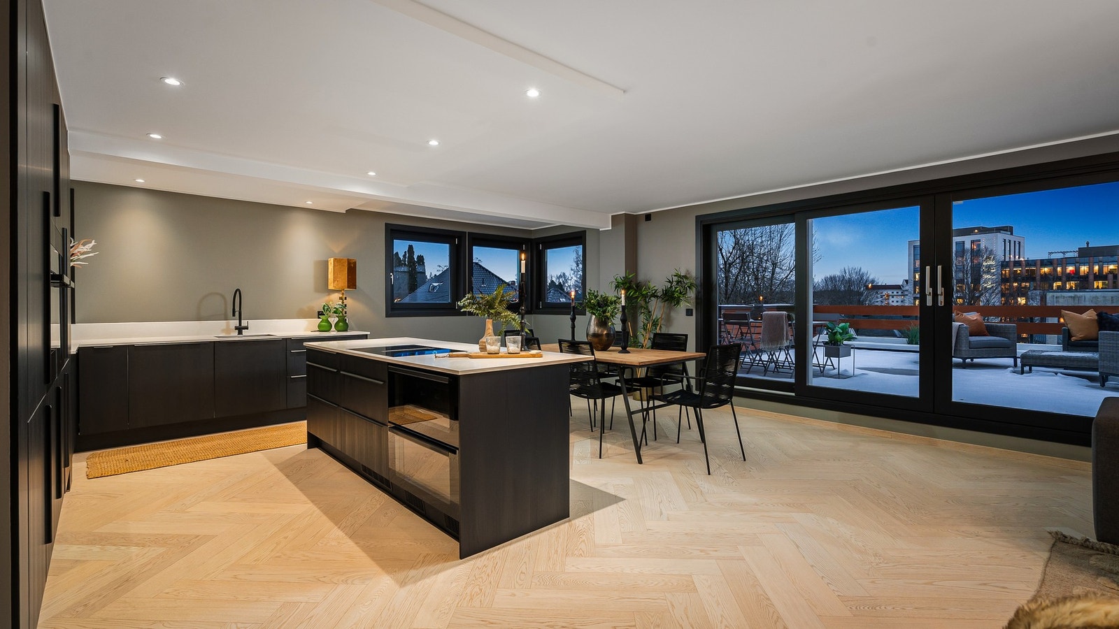 Kjøkkenet har åpen løsning mot stuen, her kan man være sosial med gjestene mens man lager maten. Galleribilde