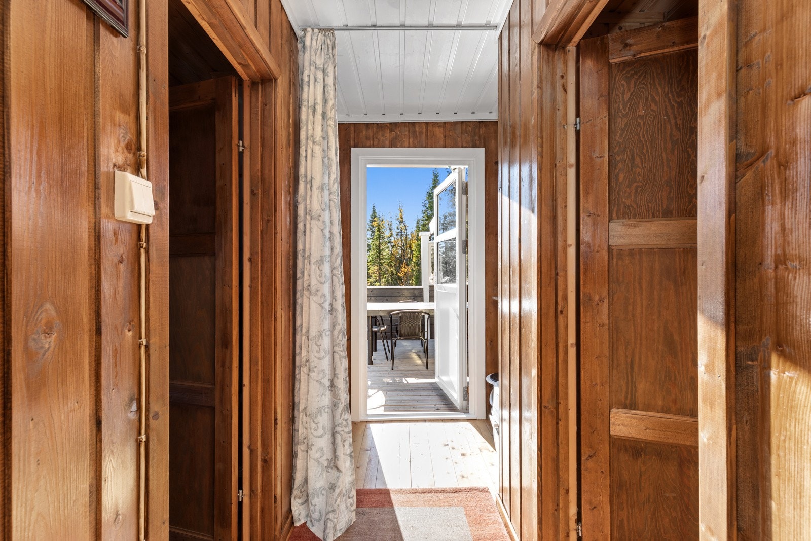 Soveromsgang med utgang til terrassen Galleribilde