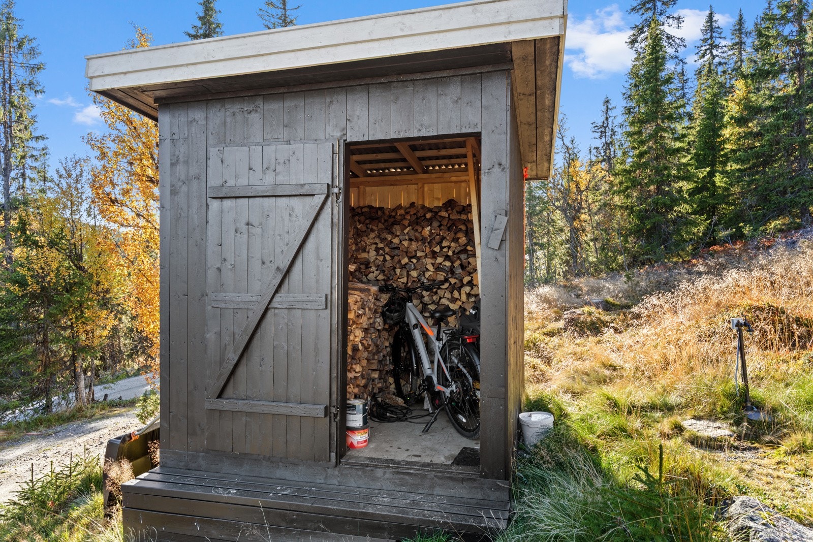 Uthus/vedskjul Galleribilde