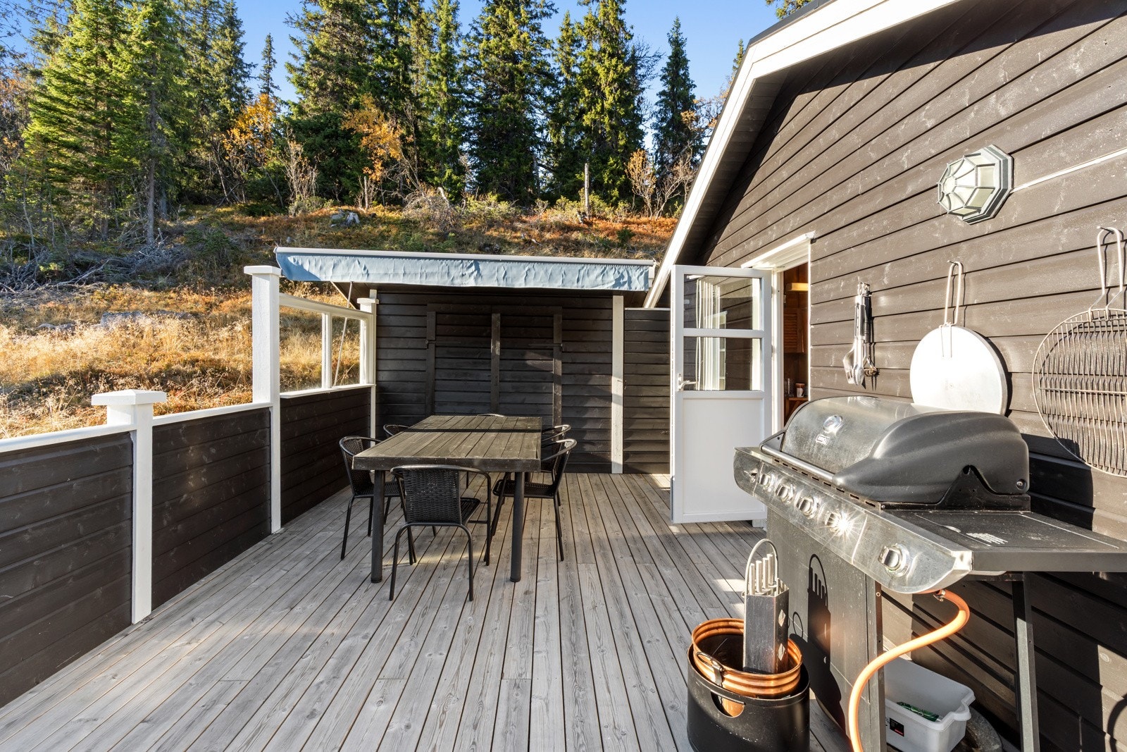 Stor terrasse med bod i bakkant. Galleribilde