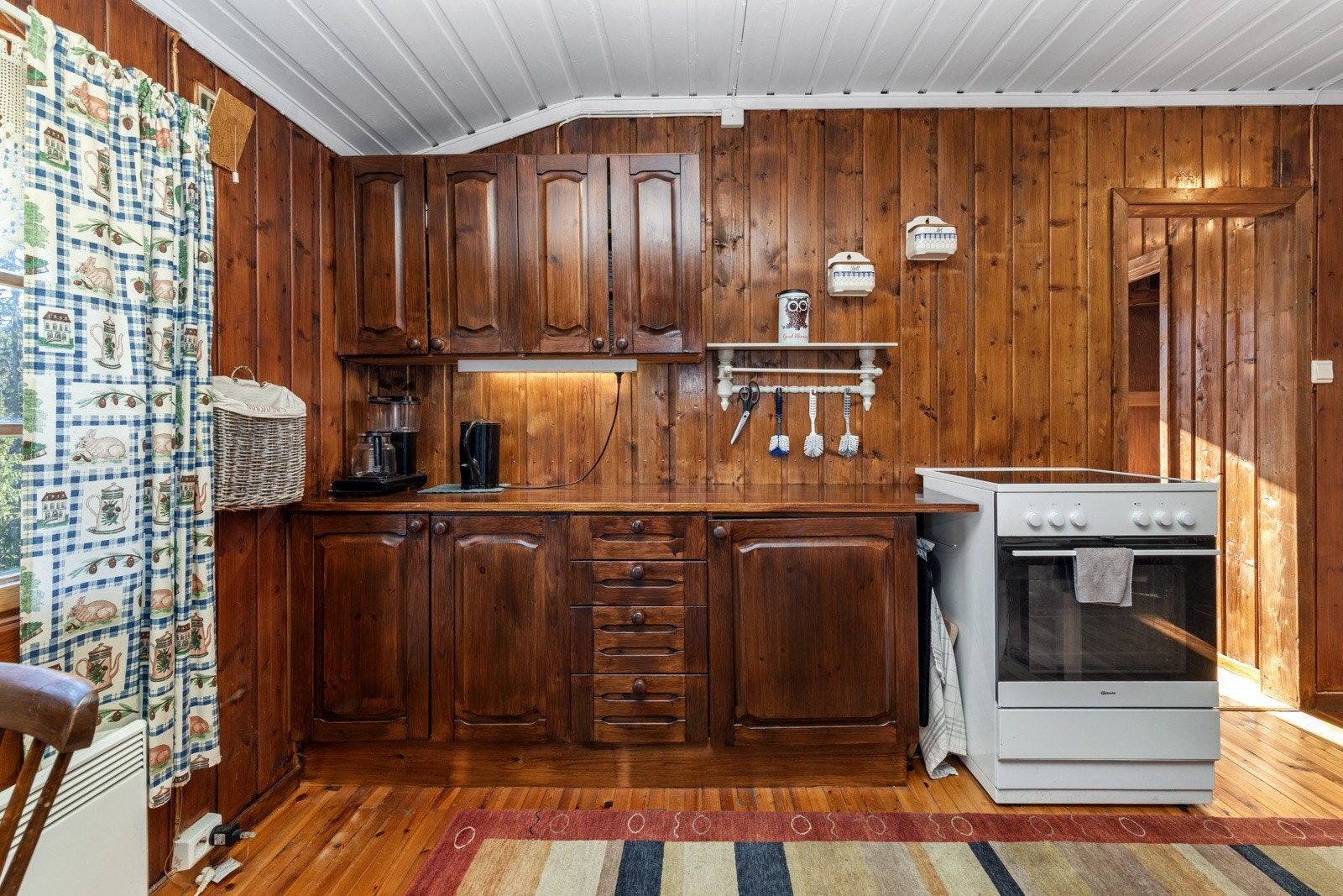 Kjøkkenet er i en åpen løsning med stuen. Galleribilde