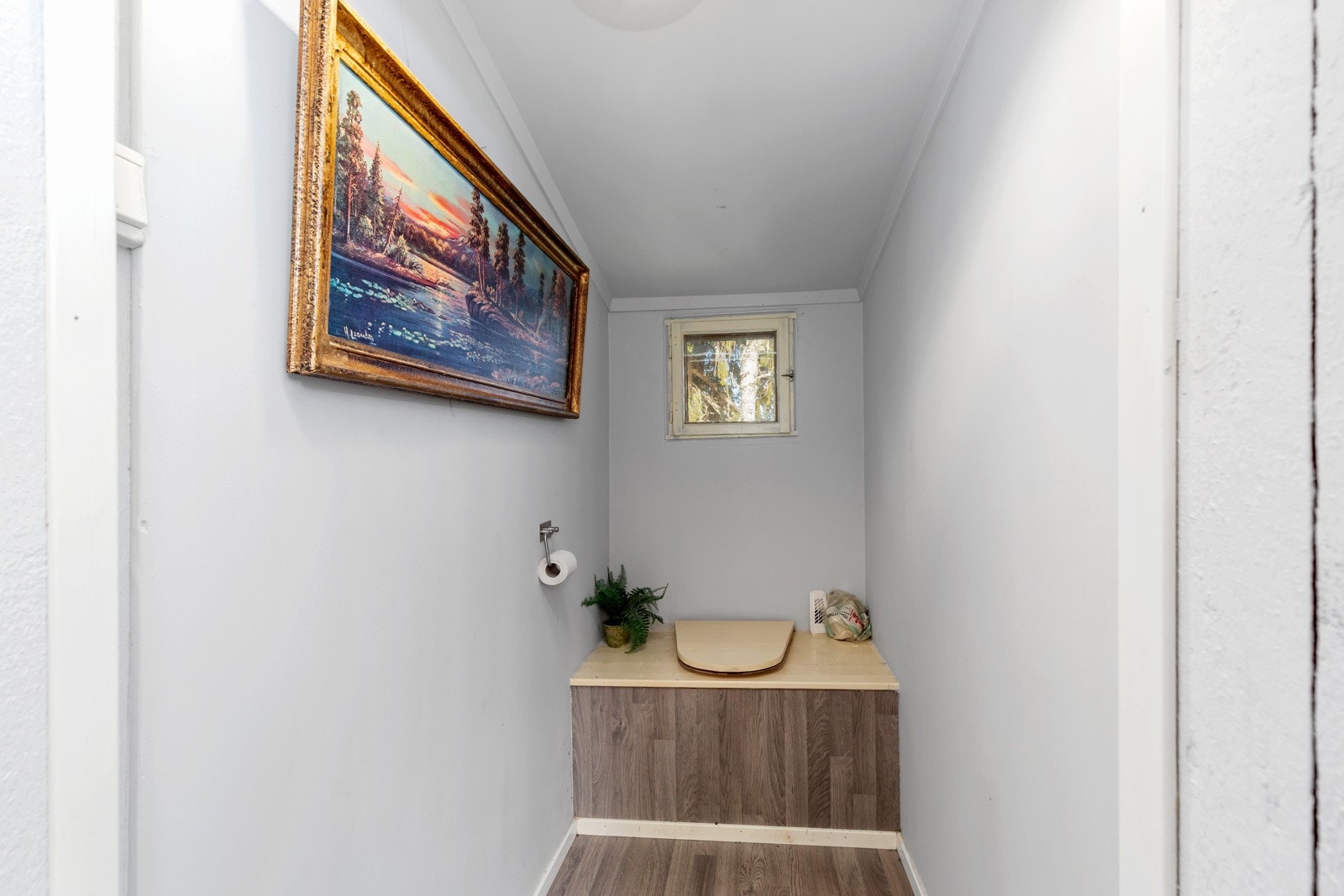 Utedo i uthuset Galleribilde