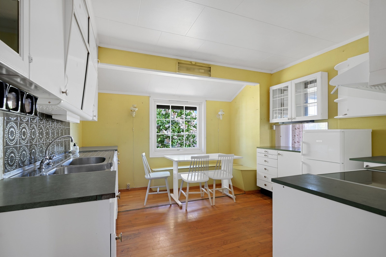 Romslig kjøkken med rikelig skuffer og skap Galleribilde