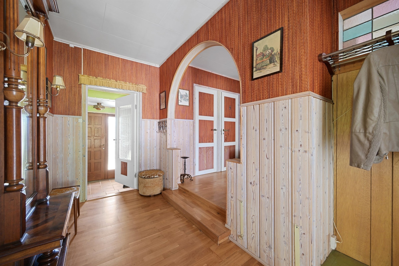 Boligen inneholder, vindfang, entré, wc, 2 soverom, bad med wc mot nord, kjøkken, spisestue, stue med hagestue og stue mot sør med utgang til solfylt terrasse. Galleribilde