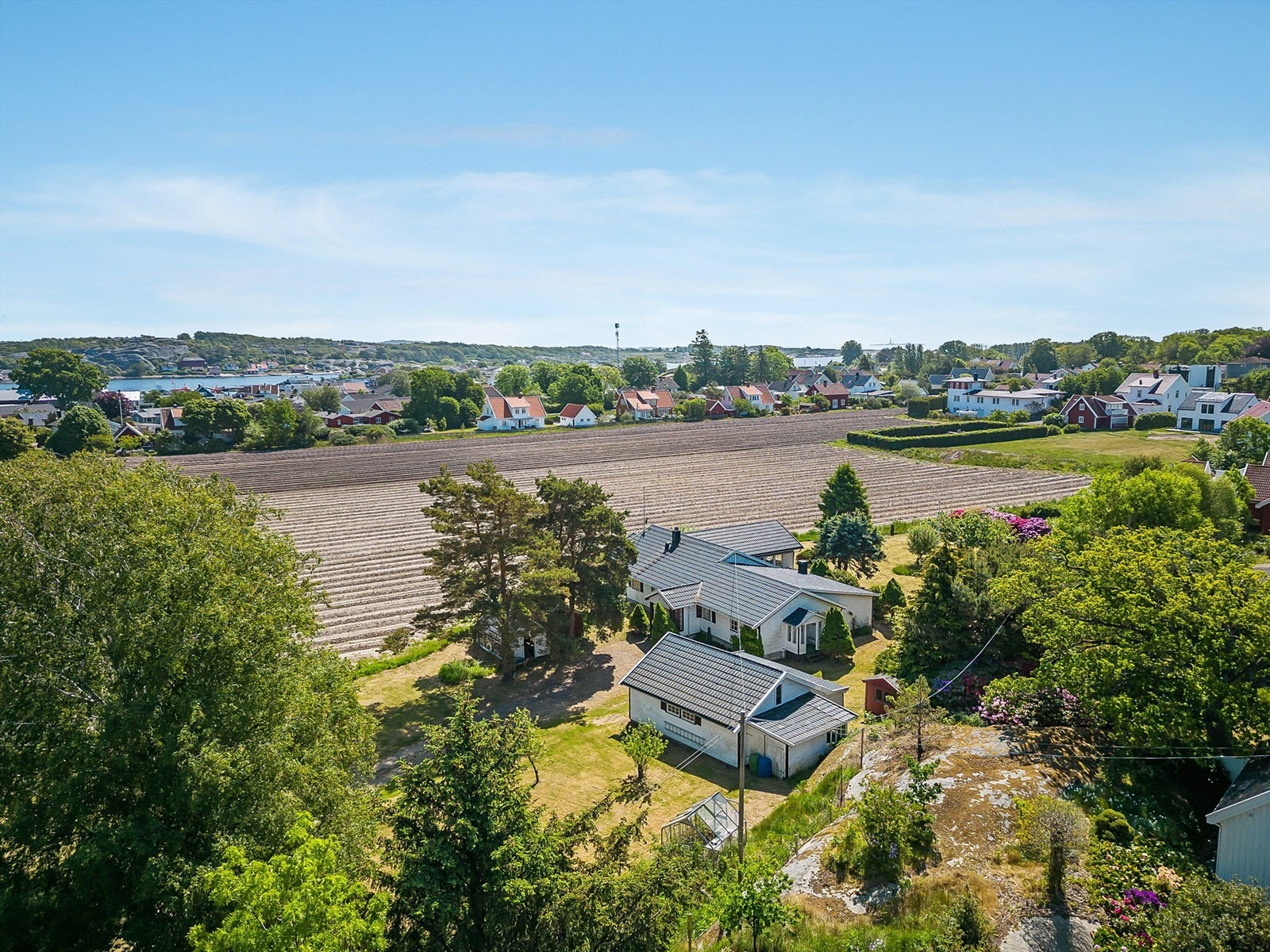 Tomten er pent opparbeidet med plen, avskjermet med busker mot naboer og er rett og slett en fantastisk hage for deg med små barn. Galleribilde