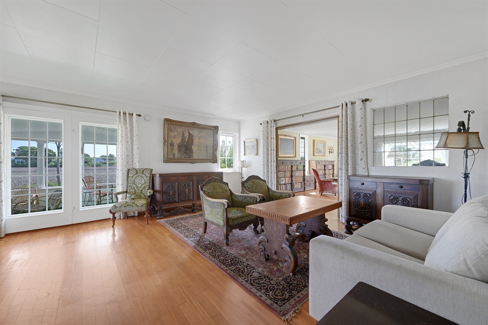 Dette er den østlige delen av huset og her har stuene utgang til hagestue og en solrik terrasse Galleribilde