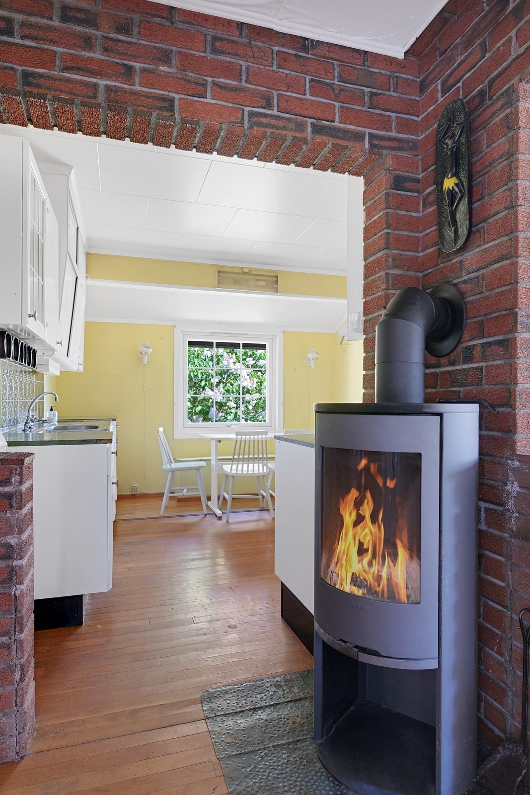 På utsiden av kjøkkenet er det en koselig peisovn Galleribilde
