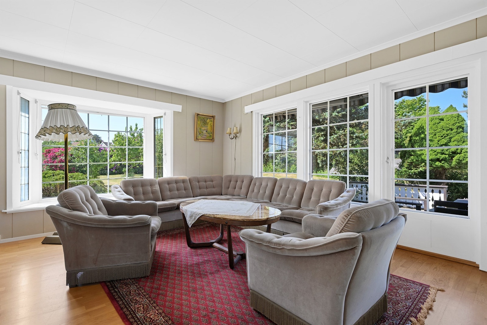 De store vindusflate gir fantastiske lysforhold inn i hele rommet Galleribilde