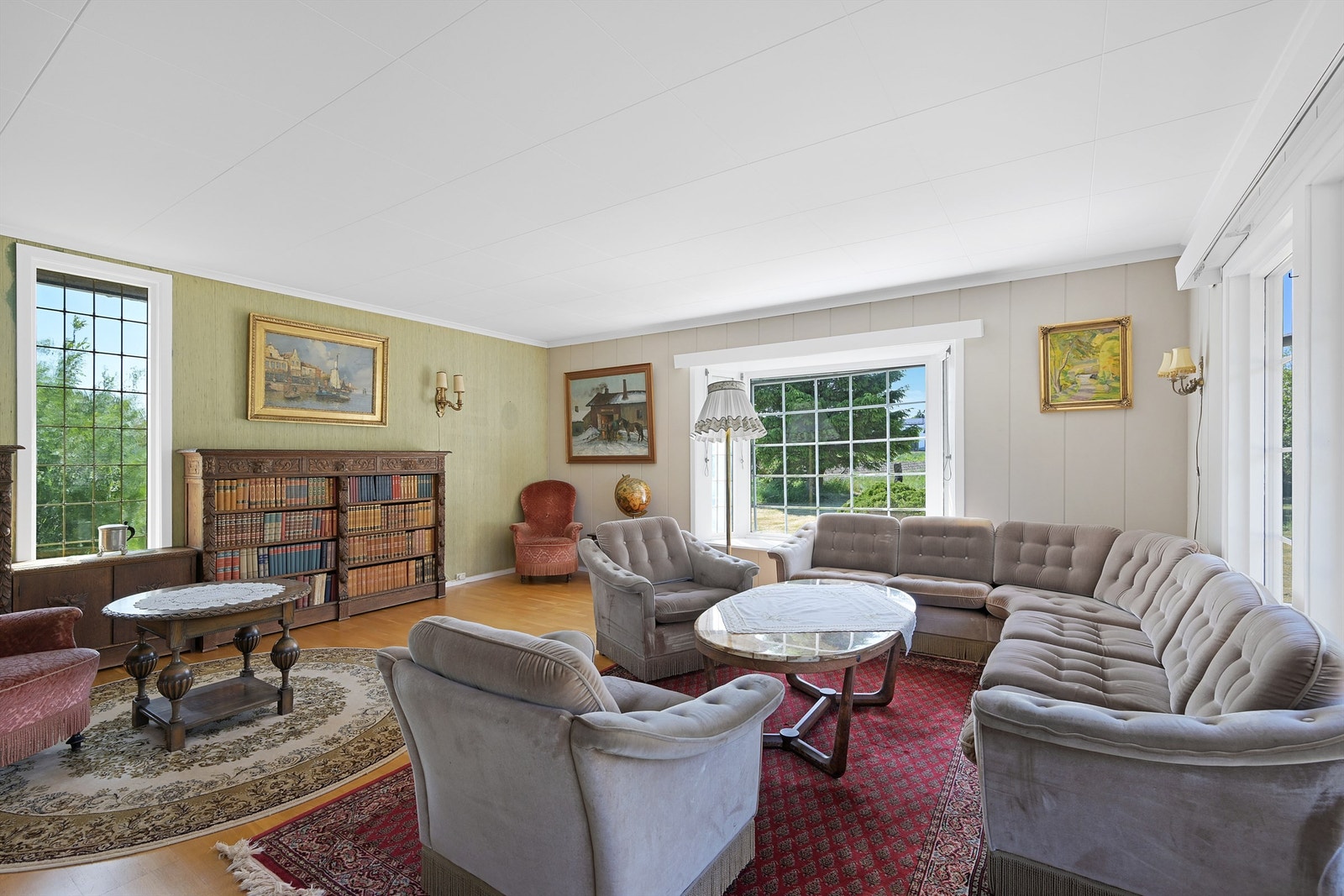 Stuene i øst har utgang til både hagestue og terrassse Galleribilde