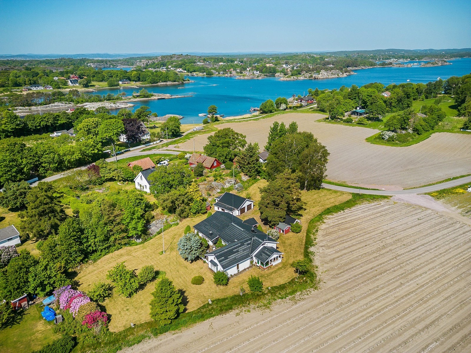 Eiendommen ligger i Lilleskagveien 8 på Hvasser- her bor du i rolige omgivelser med en unik nærhet til hav, natur og flotte turområder. Galleribilde