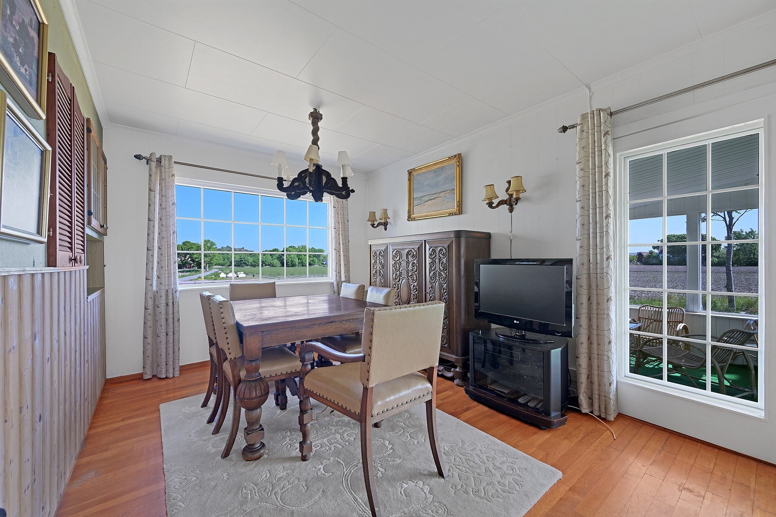 Fra stuen og spisestuen er det utgang til hagestue Galleribilde