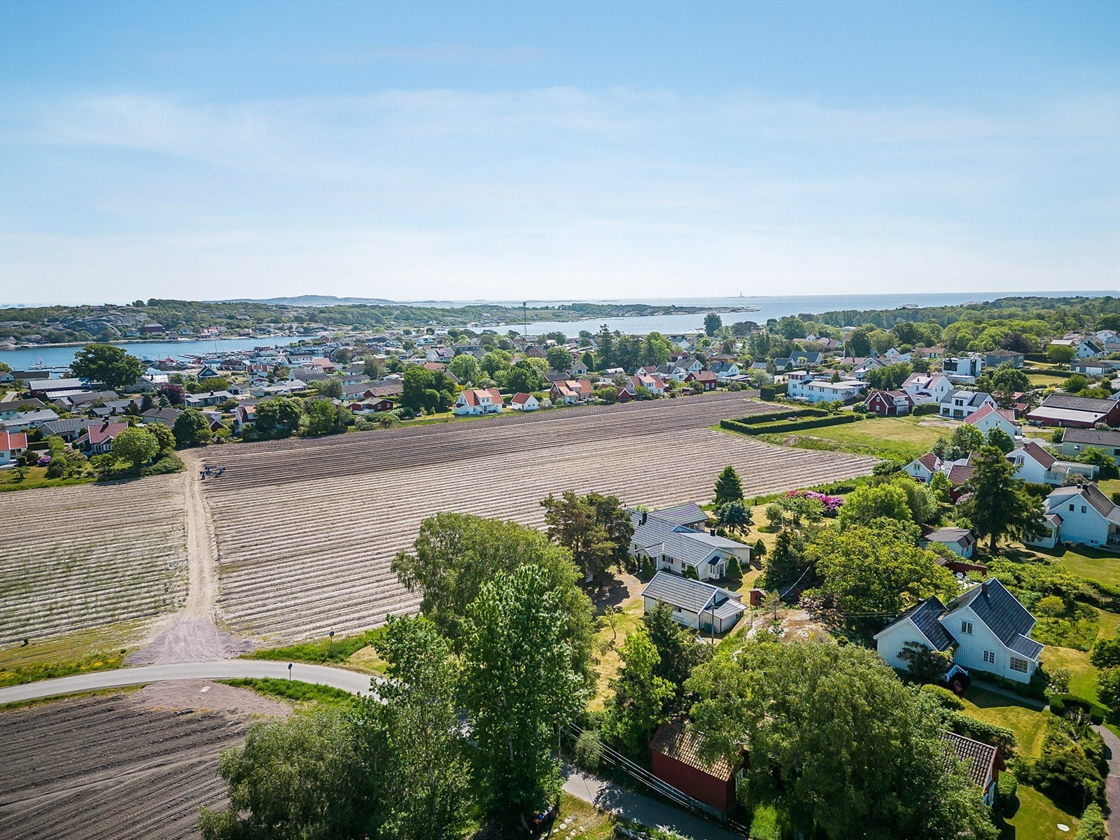 Hvasser er den tredje største øya i kommunen og er et populært ferieparadis for mange, og ikke minst er øya kjent for sin unike kontakt med skjærgården og havet. Galleribilde