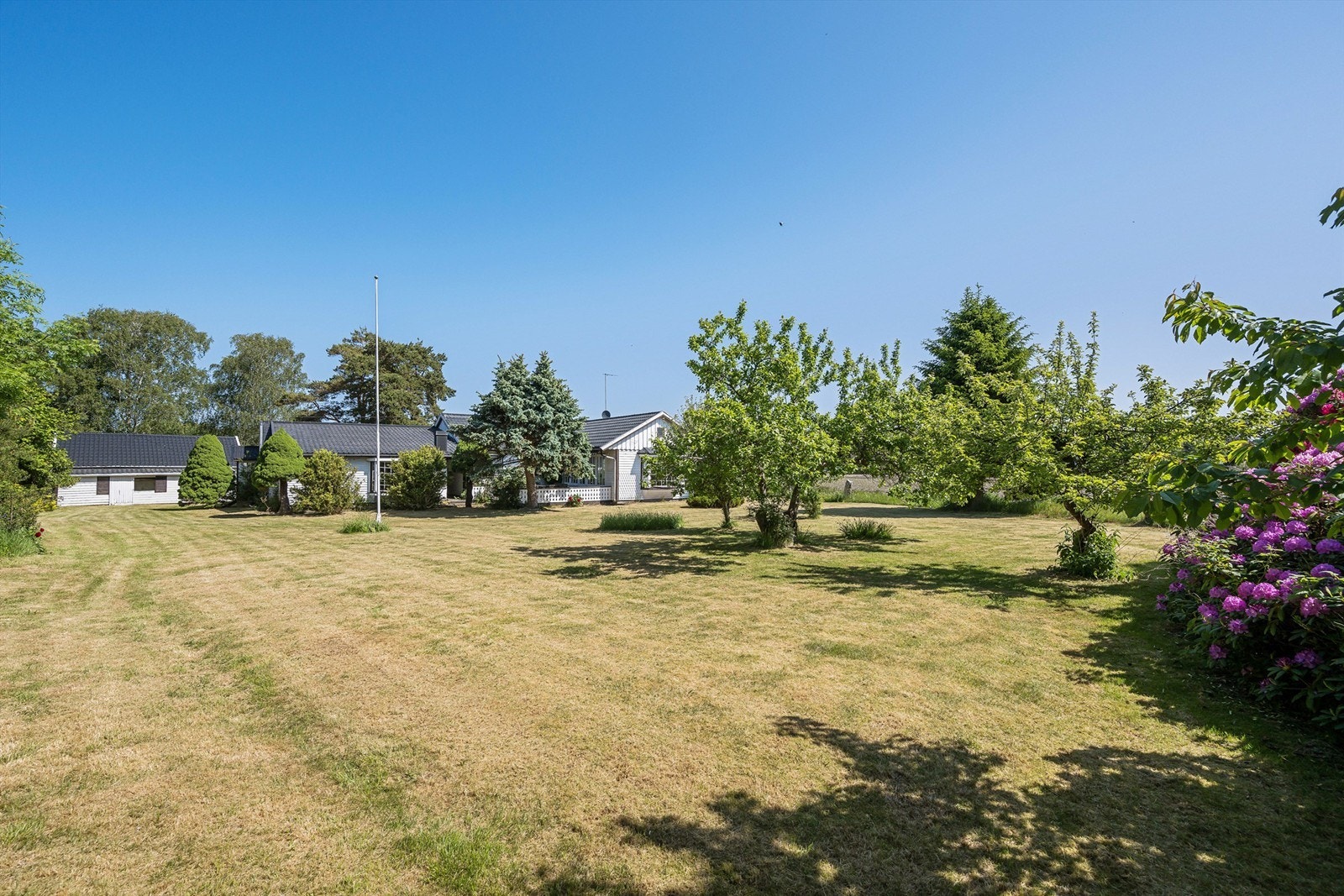 Her bor du i vakker natur og har nydelige områder rundt deg. Tomten er pent opparbeidet med plen, avskjermet med busker mot naboer og er rett og slett en fantastisk hage for deg med små barn. Galleribilde