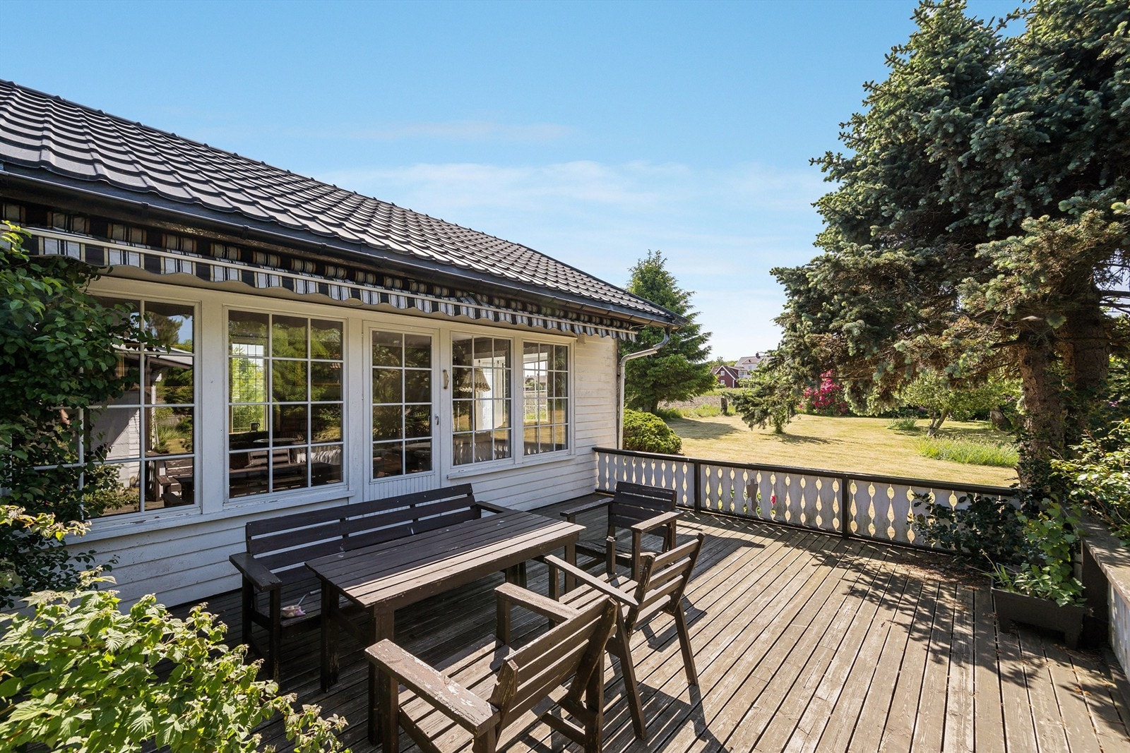 På utsiden av hovedstuen Galleribilde