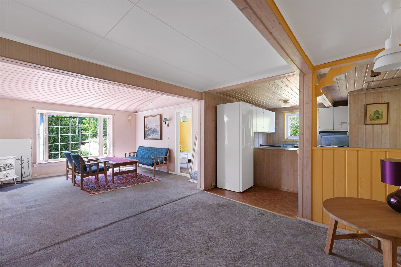 Vestre del har en stue, 2 soverom, kjøkken, dusjbad, gang og vaskerom. Galleribilde