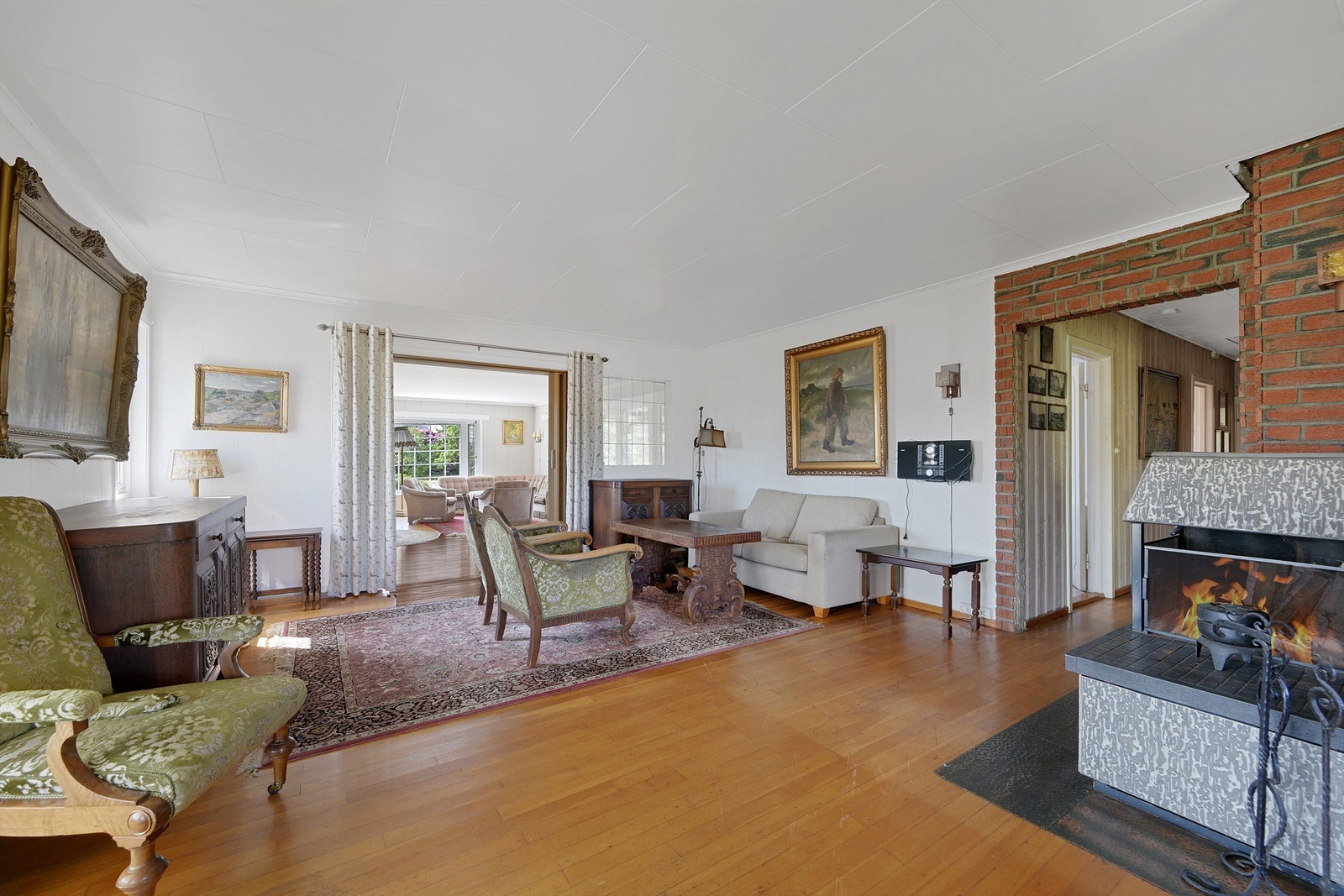 Stor stue med god plass til flere sittegrupper Galleribilde