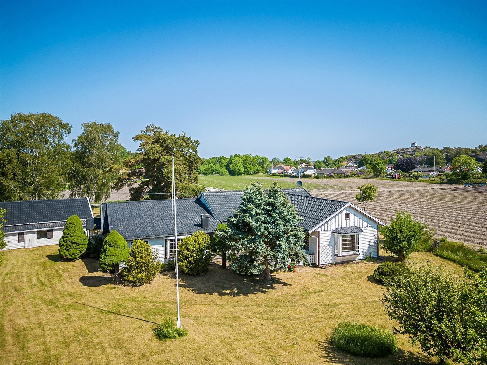Eiendommen ligger i Lilleskagveien 8 på Hvasser- her bor du i rolige omgivelser med en unik nærhet til hav, natur og flotte turområder. Galleribilde