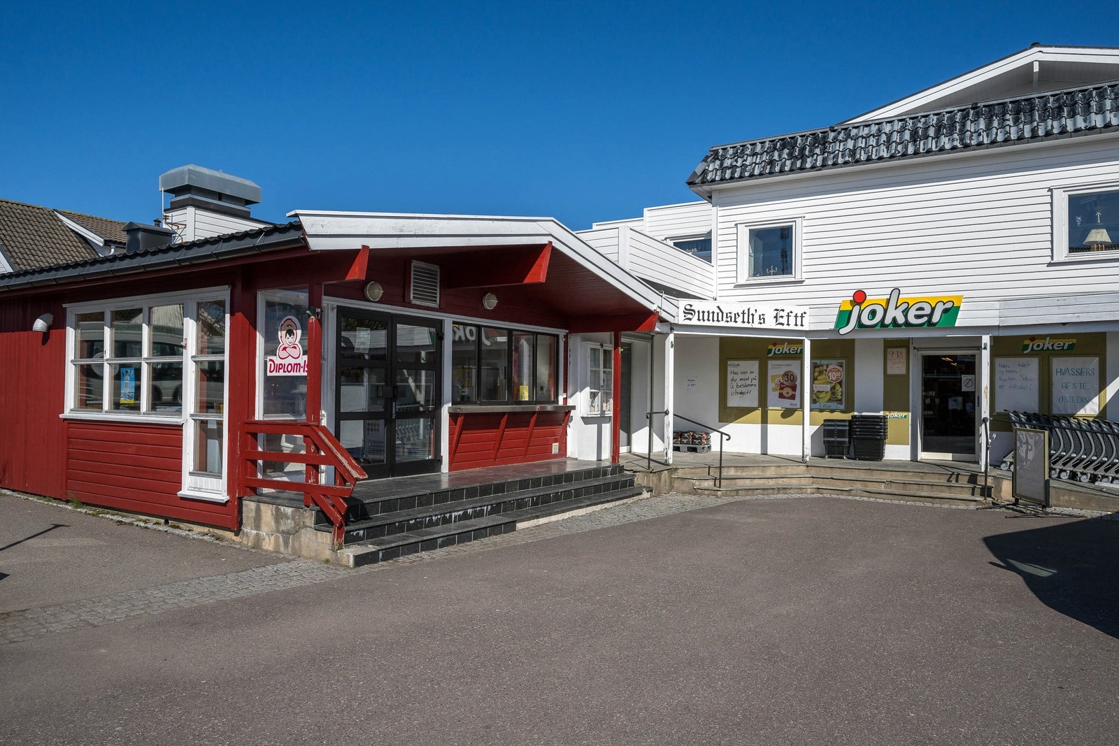 På Hvasser er Sandøsund sentrum med havn og fiskerimottak året rundt. Det er gåavstand fra eiendommen til Sandøsund. Her finner du også dagligvareforretningen Joker, som er åpnet alle dager Galleribilde