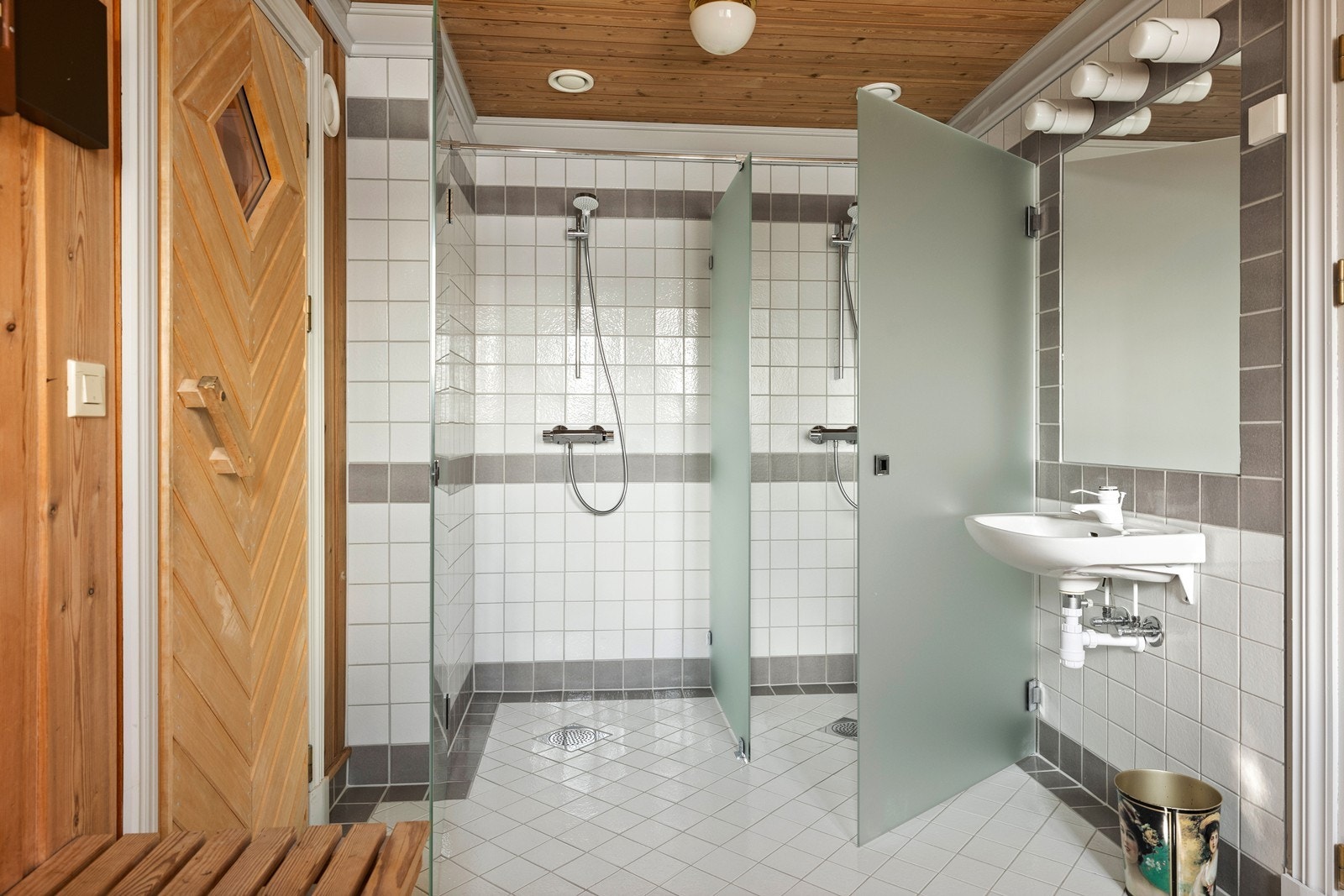 Badehuset har dobbel dusj i garderoben Galleribilde