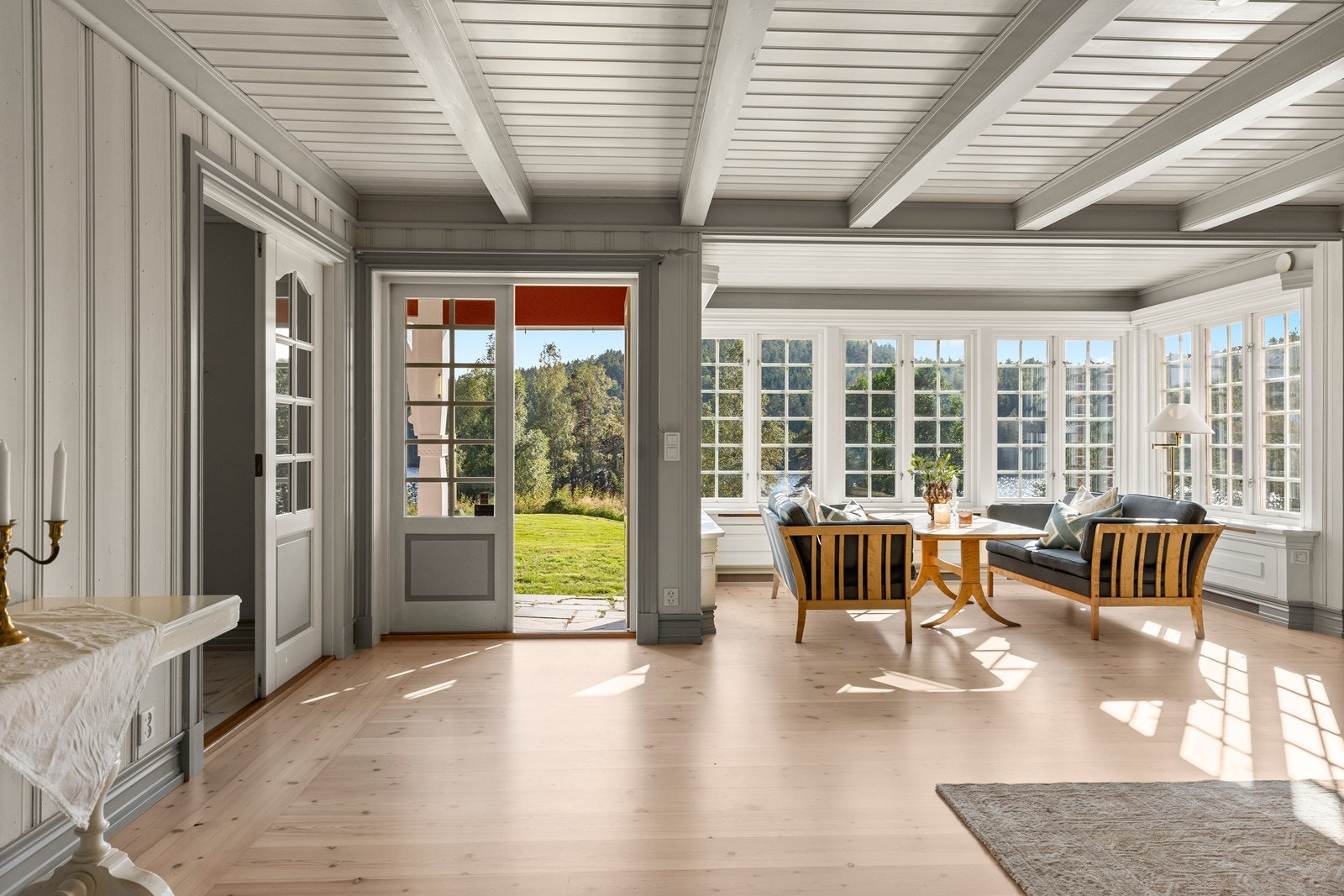 Fra stuen er det store, deilige vinduer ut mot hagen Galleribilde