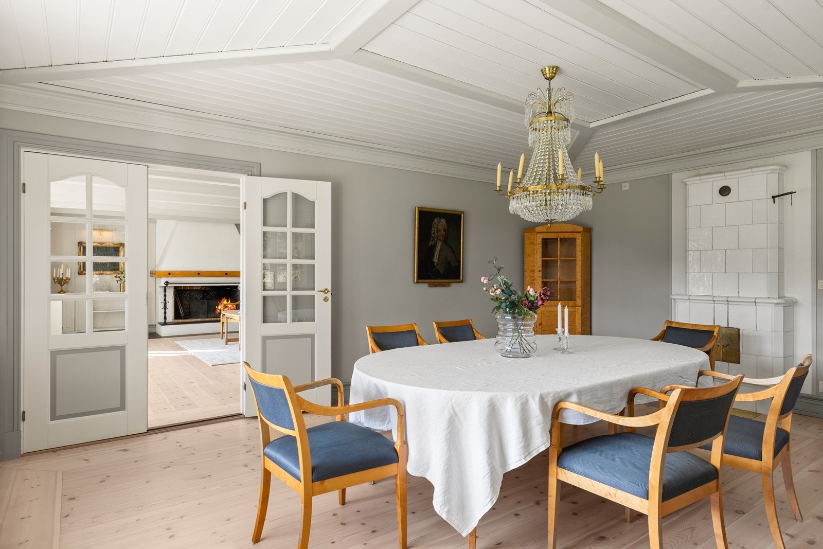 Den store spisestuen har en flott kakkelovn Galleribilde