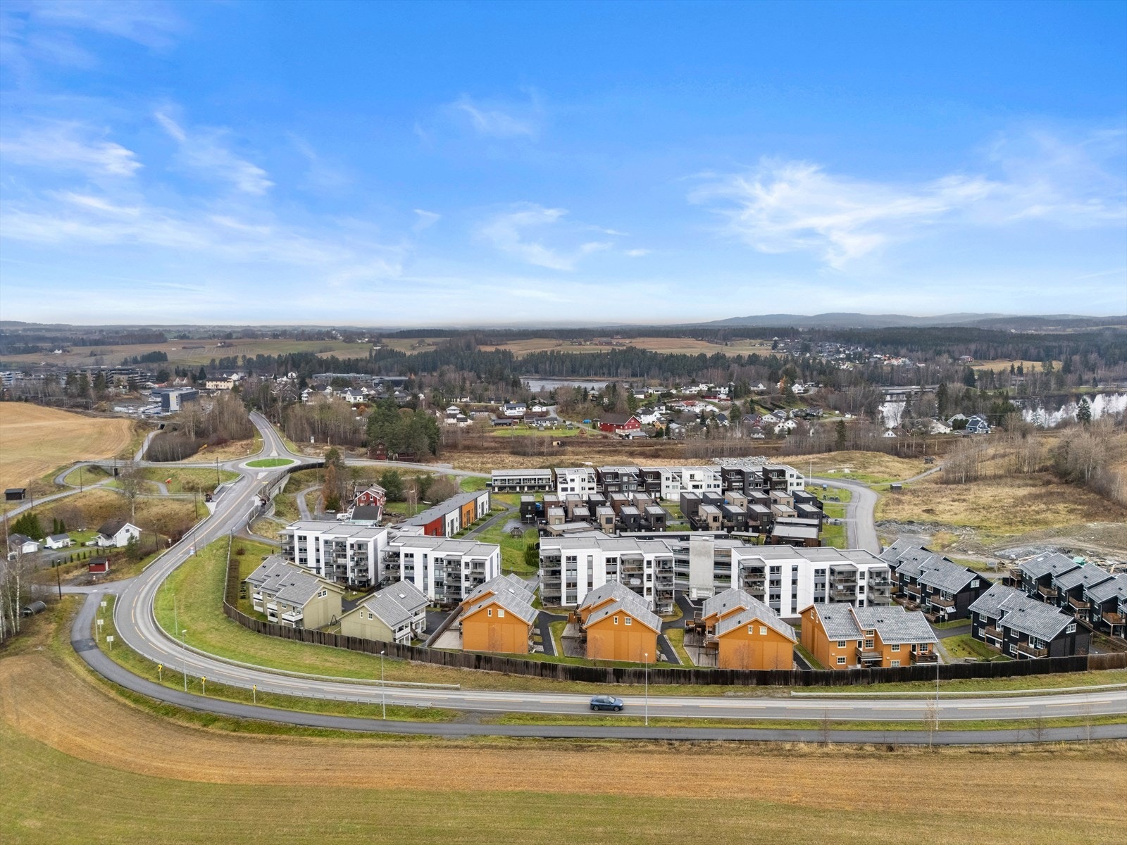 God offentlig kommunikasjon med buss fra Fossumsvingen og tog fra Sørumsand stasjon. Galleribilde
