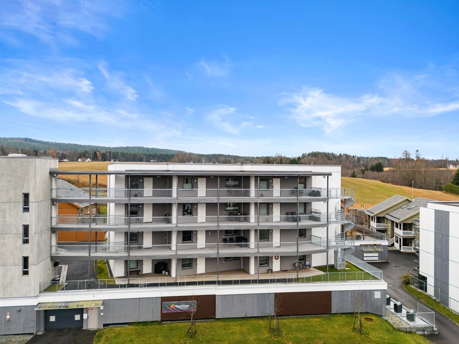 Eiendommen ligger i et barnevennlig område med kort vei til lekeplass og fotballbane. Galleribilde