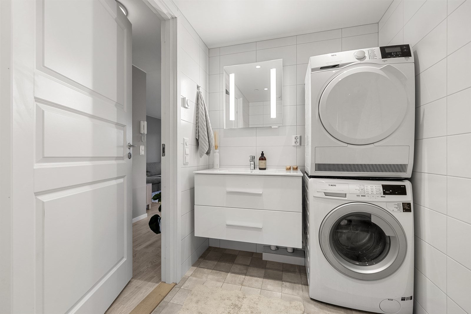 Det er opplegg for og plass til vaskemaskin og kondenstørketrommel oppå hverandre. Galleribilde