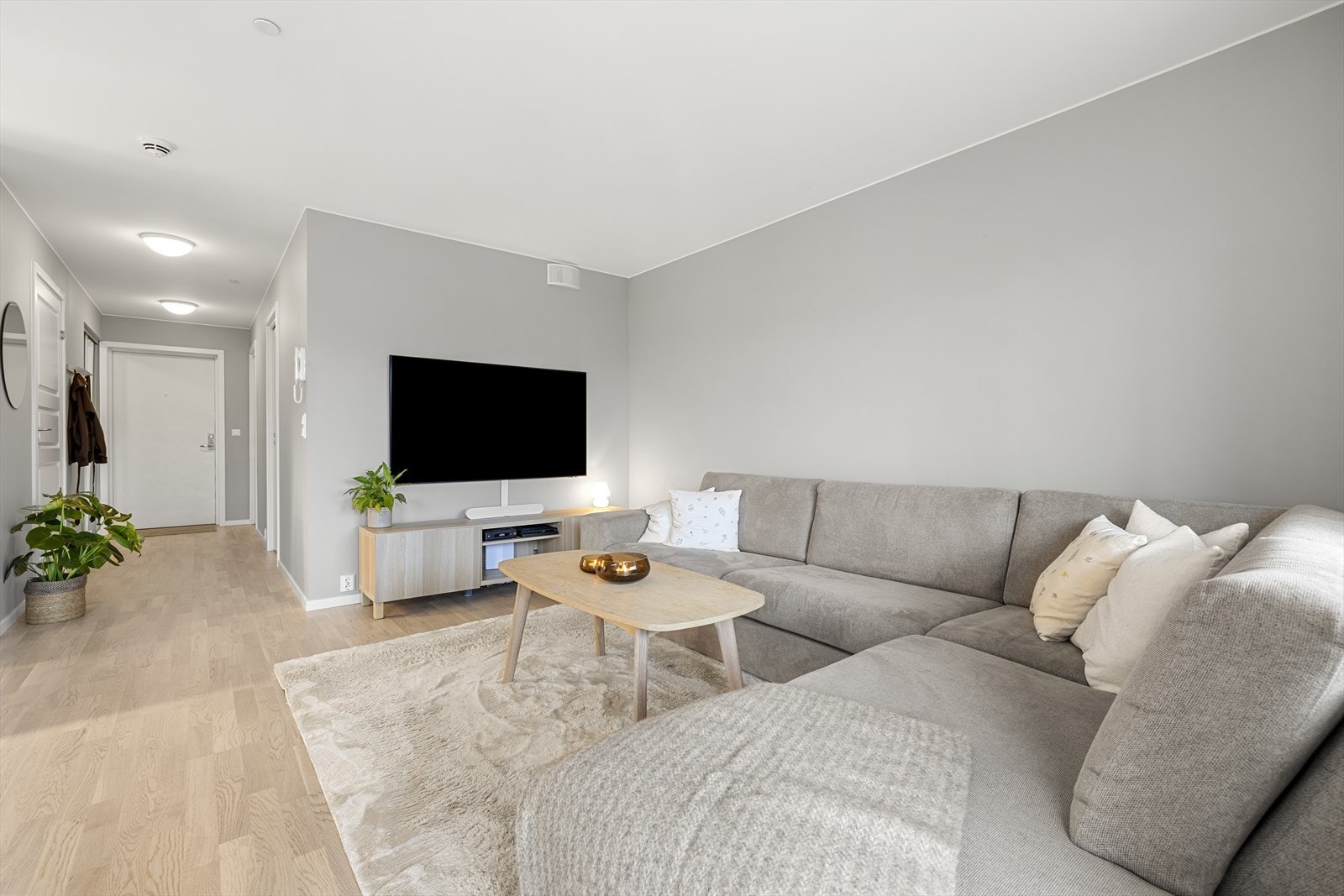 Fra stuen er det en naturlig overgang til leilighetens gang og øvrige rom. Galleribilde