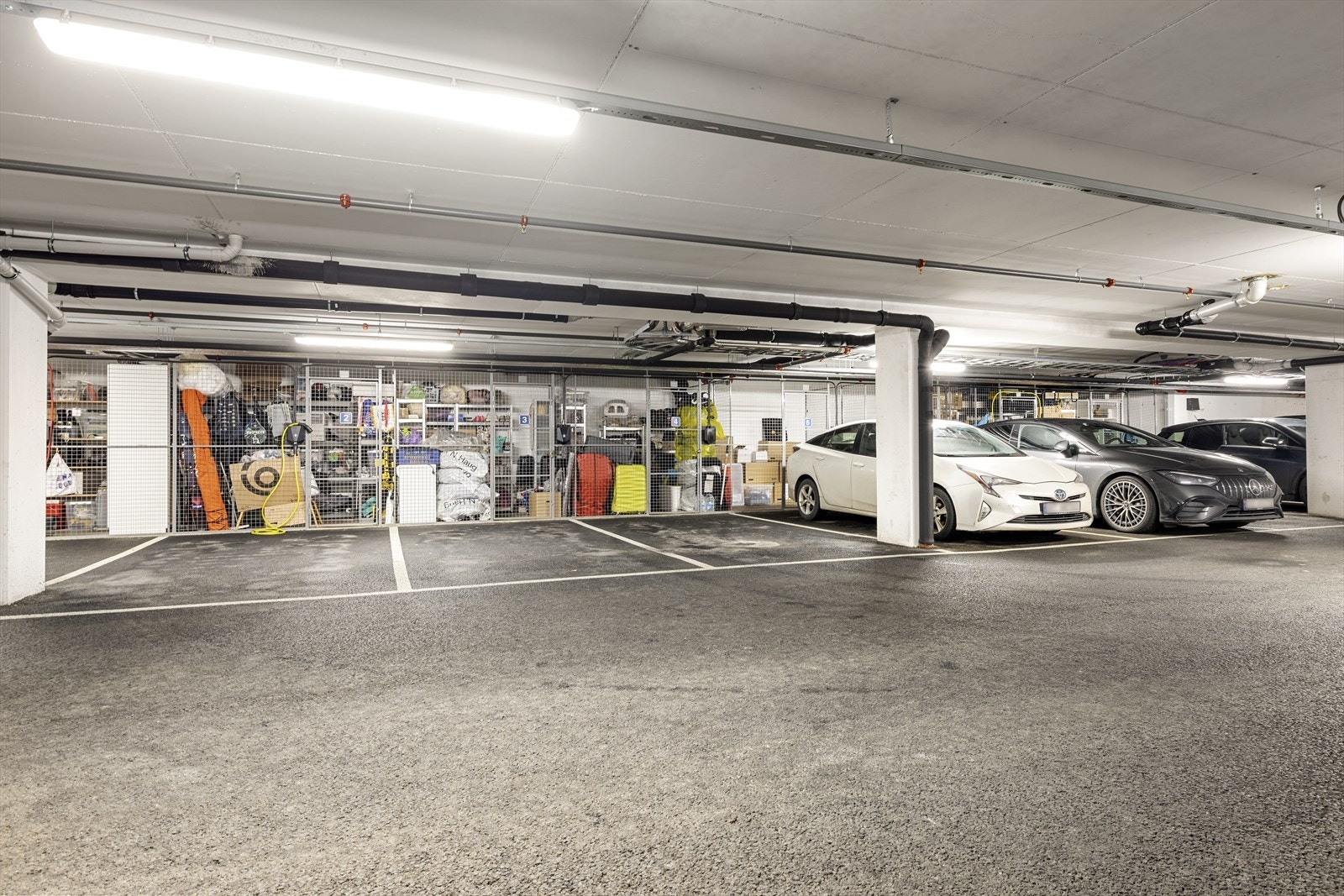 Det medfølger en parkeringsplass (plass nr 4) og en bod på 5 m² i felles anlegg i kjelleren. Galleribilde