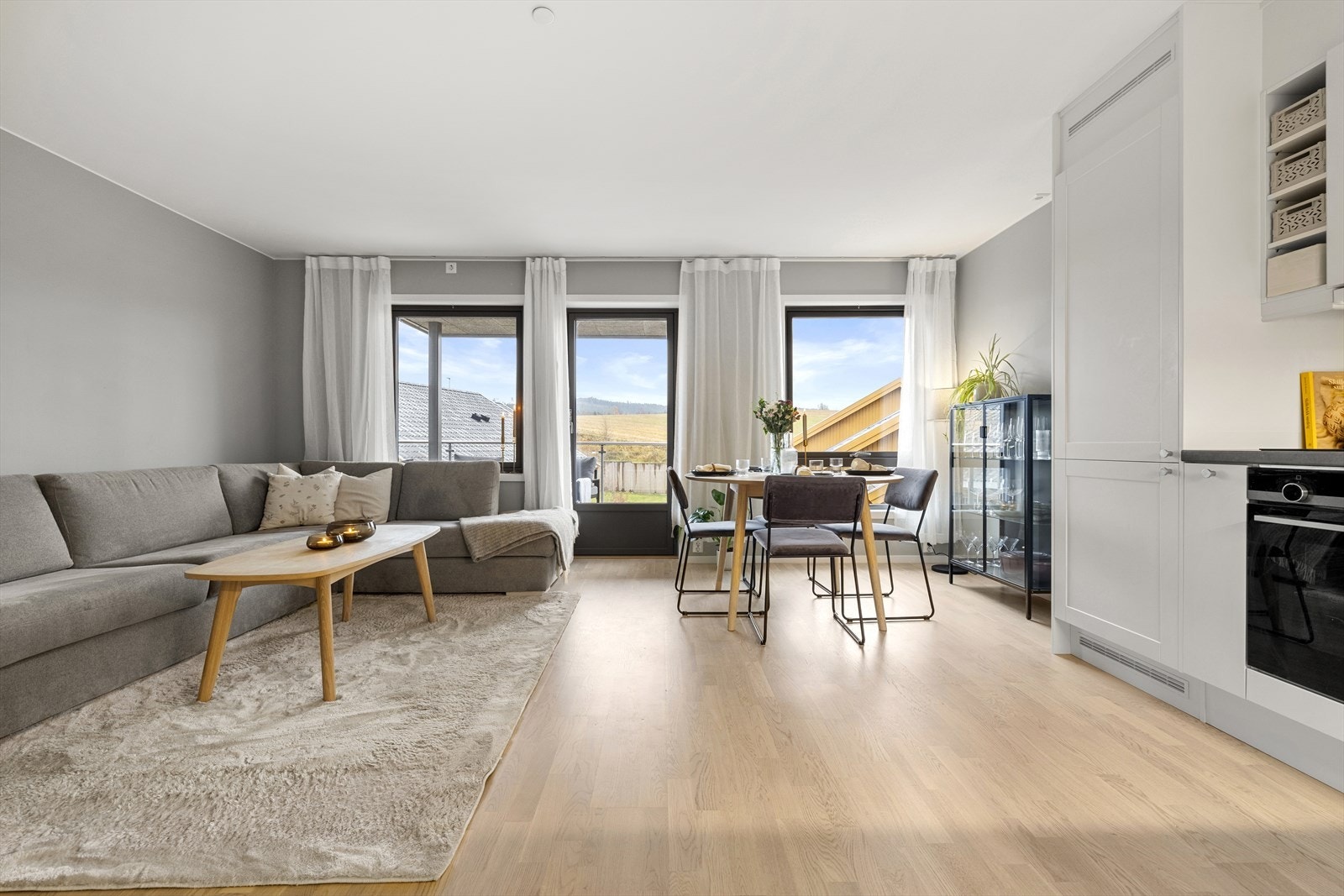 Gjennomgående hvittet parkett og vannbåren gulvvarme gir en lun og jevn komfort. Galleribilde