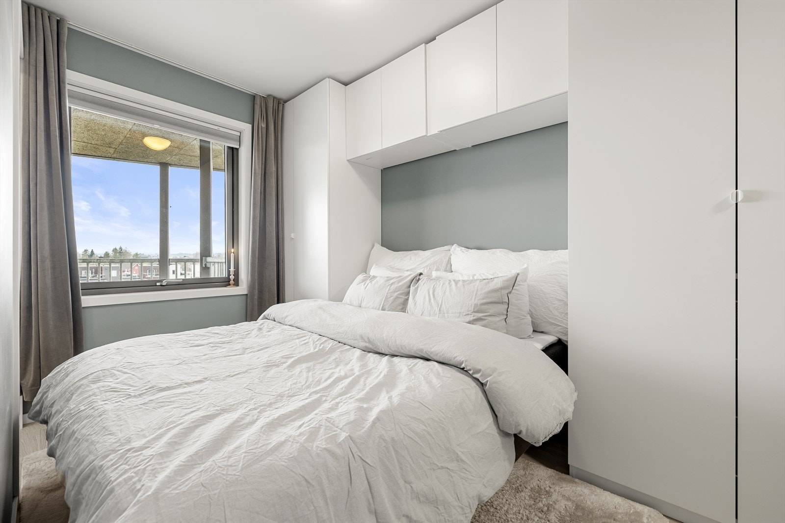 Leiligheten har et lyst og romslig soverom. Soverommet ligger skjermet fra oppholdsrommene og har plass til både seng og annet møblement. Galleribilde