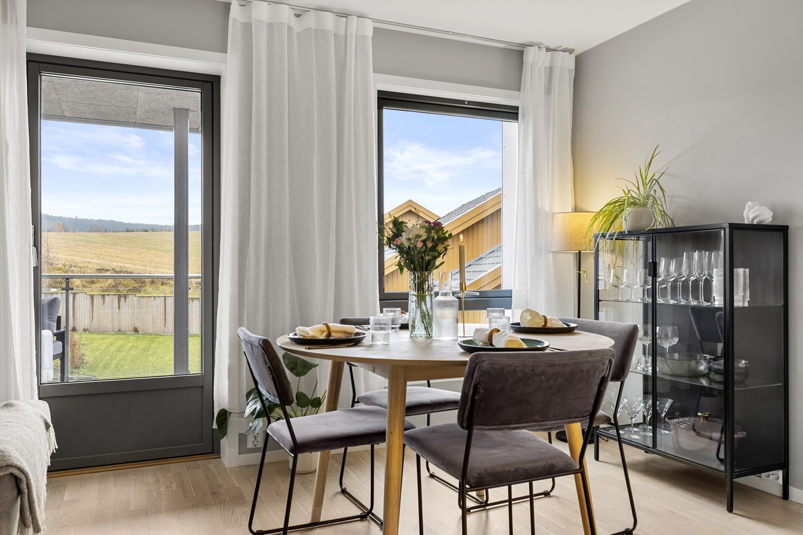 Spiseplassen er en naturlig del av allrommet med nærhet til både kjøkken og balkong. Galleribilde