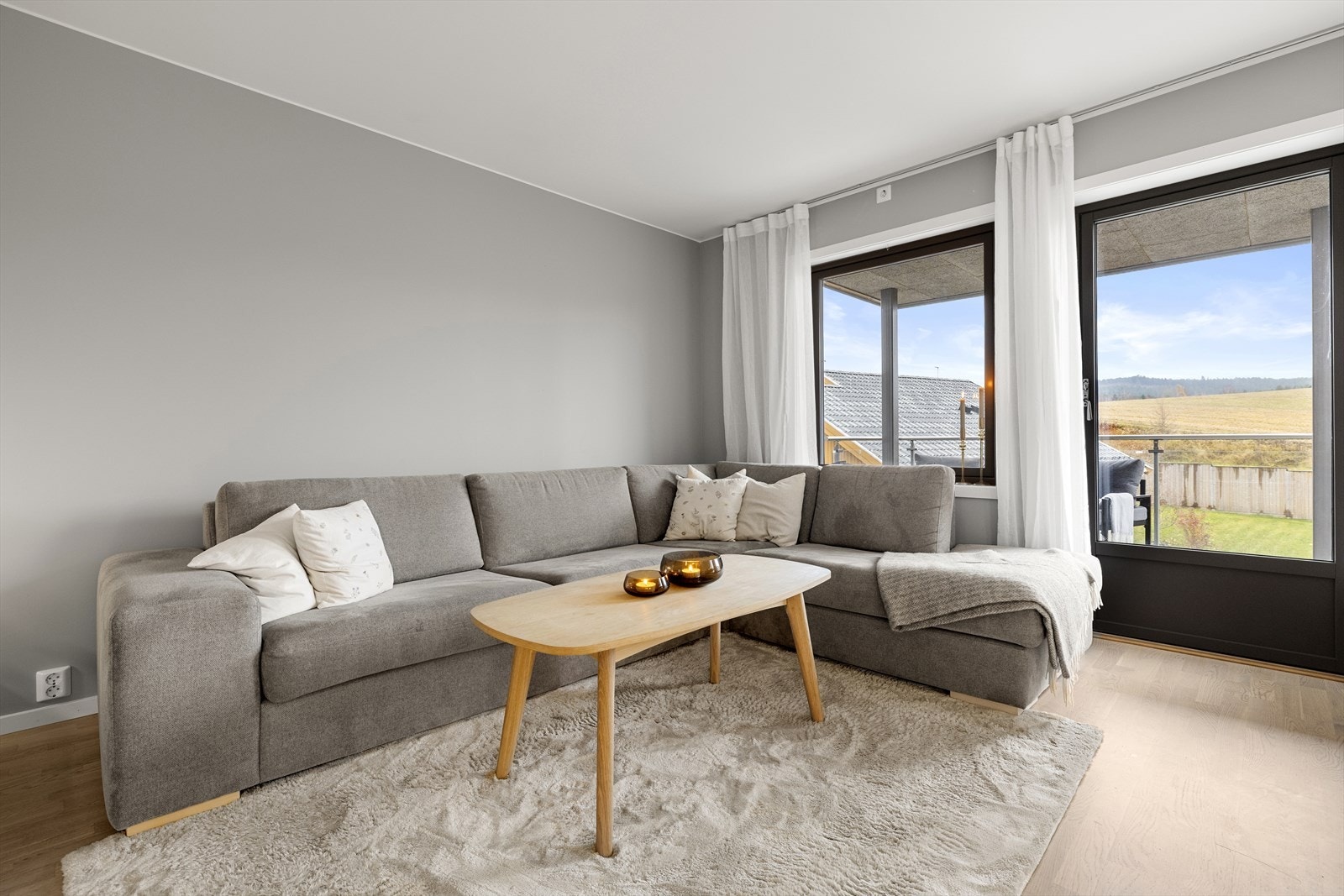 Store vindusflater med 3-lags isolerglass sikrer gode lysforhold. Galleribilde