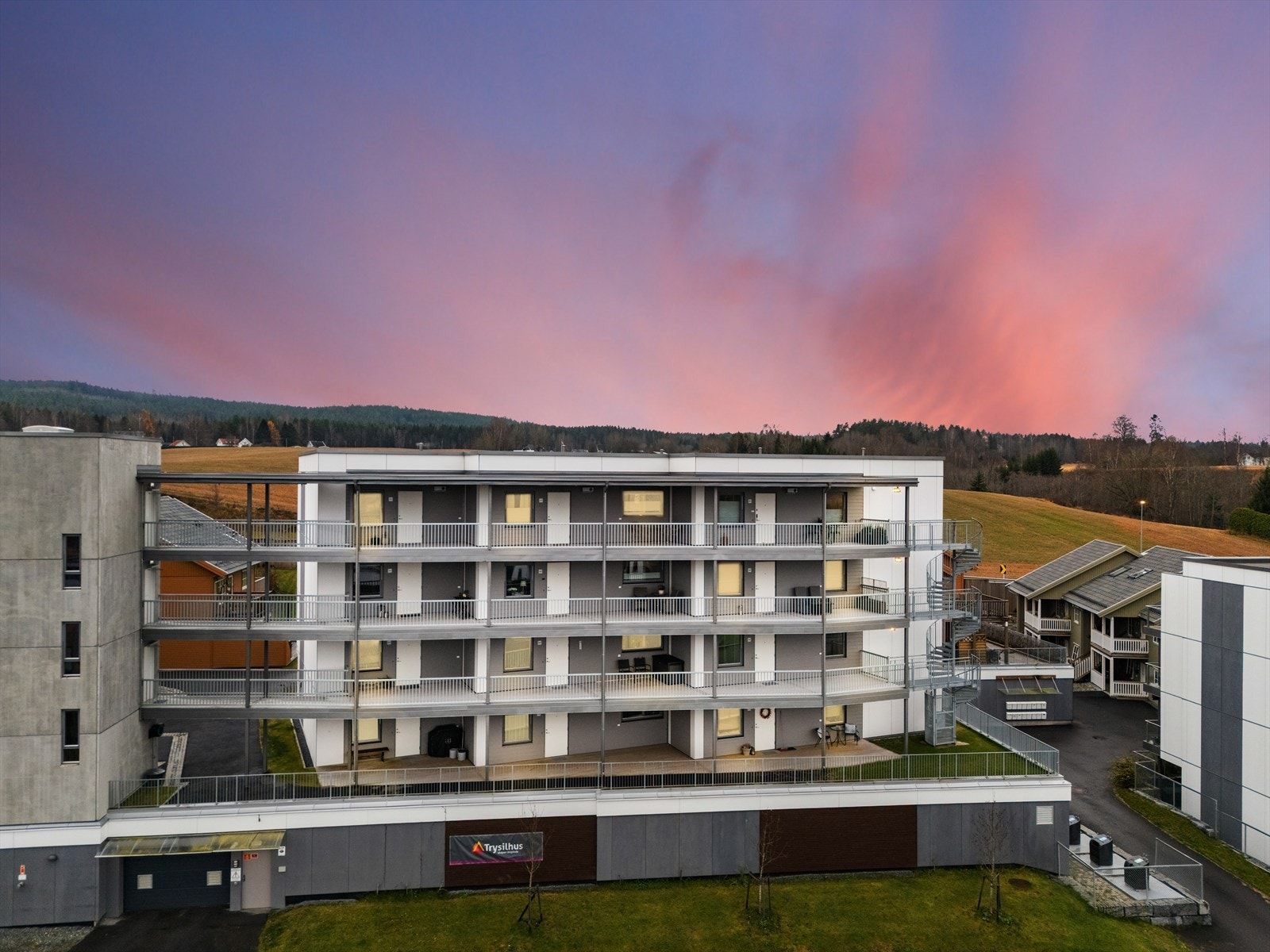 Leiligheten ligger i et bygg fra 2023 i et nyetablert boligområde i Sørumsand. Galleribilde