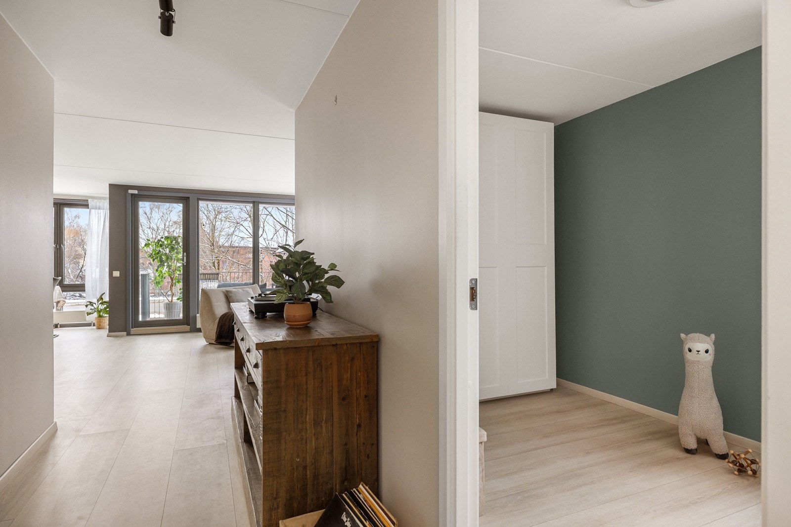 Soverommet har samme gode standard som resten av leiligheten med enstavs laminat på gulv og glatte malte overflater. Galleribilde