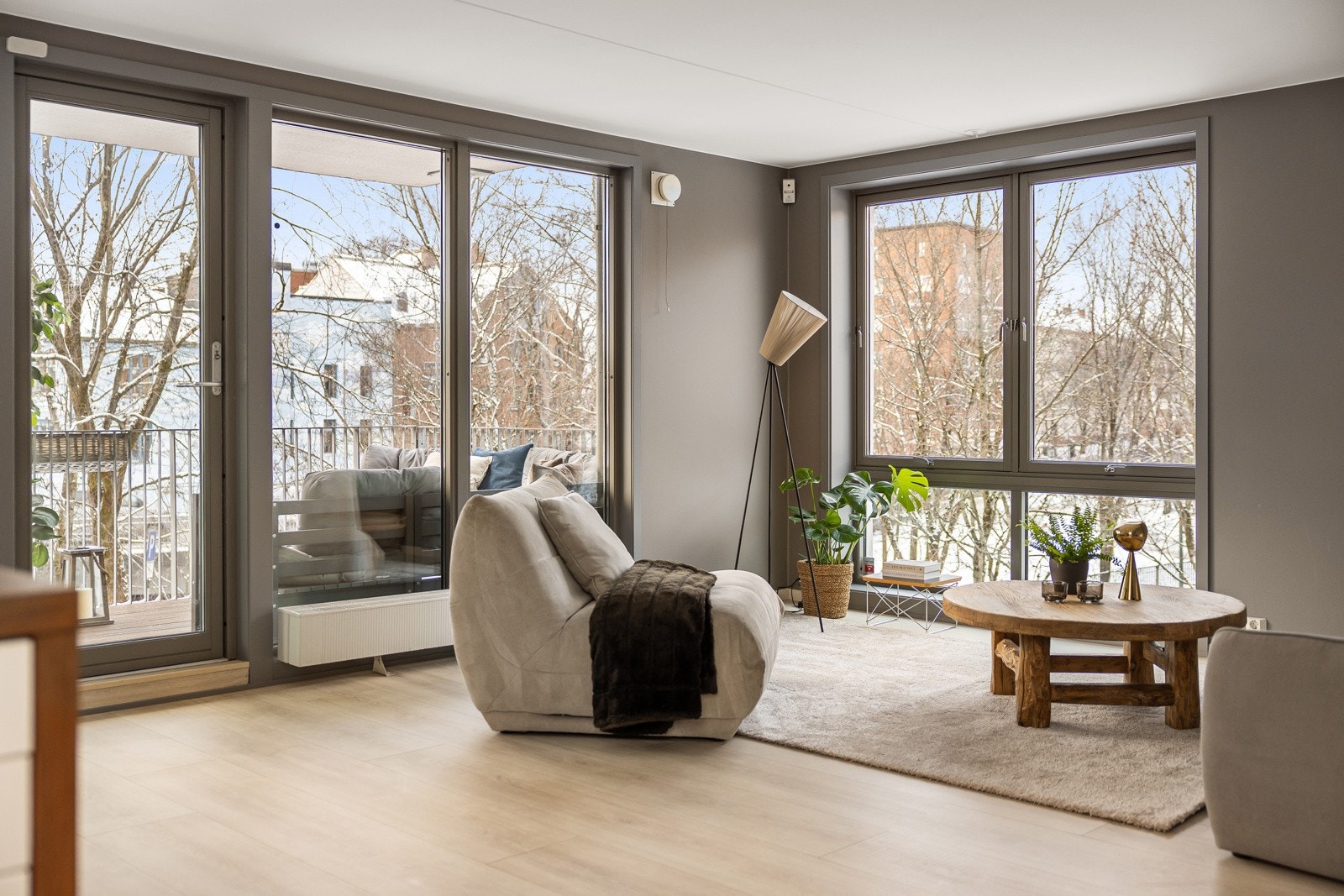 En lys og flott 3-roms hjørneleilighet med solrik sydvestvendt balkong mot Akerselva. Galleribilde