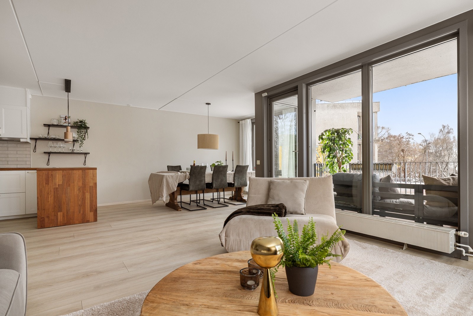 Stuen er romslig med god plass til både sofagruppe med salongbord, mediemøblement og et spisebord. Galleribilde