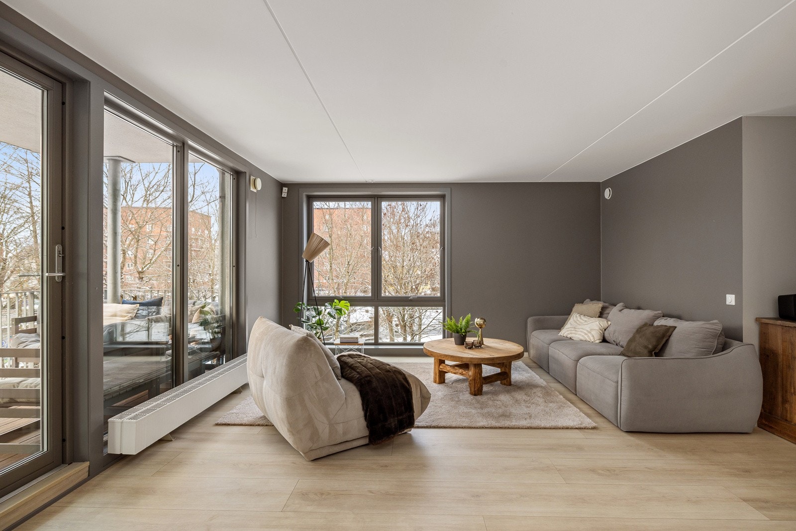 Beliggenheten på hjørnet med store vindusflater mot to ulike himmelretninger, sørger for rikelig med naturlig lys. Galleribilde