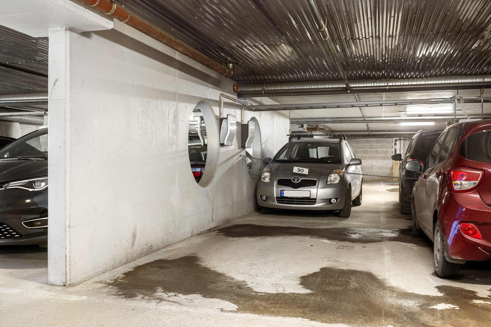 I tillegg disponerer leiligheten en garasjeplass med elbil-lader i felles garasjeanlegg, samt en bod på ca. 5m² i underetasje. Heis i bygget. Galleribilde