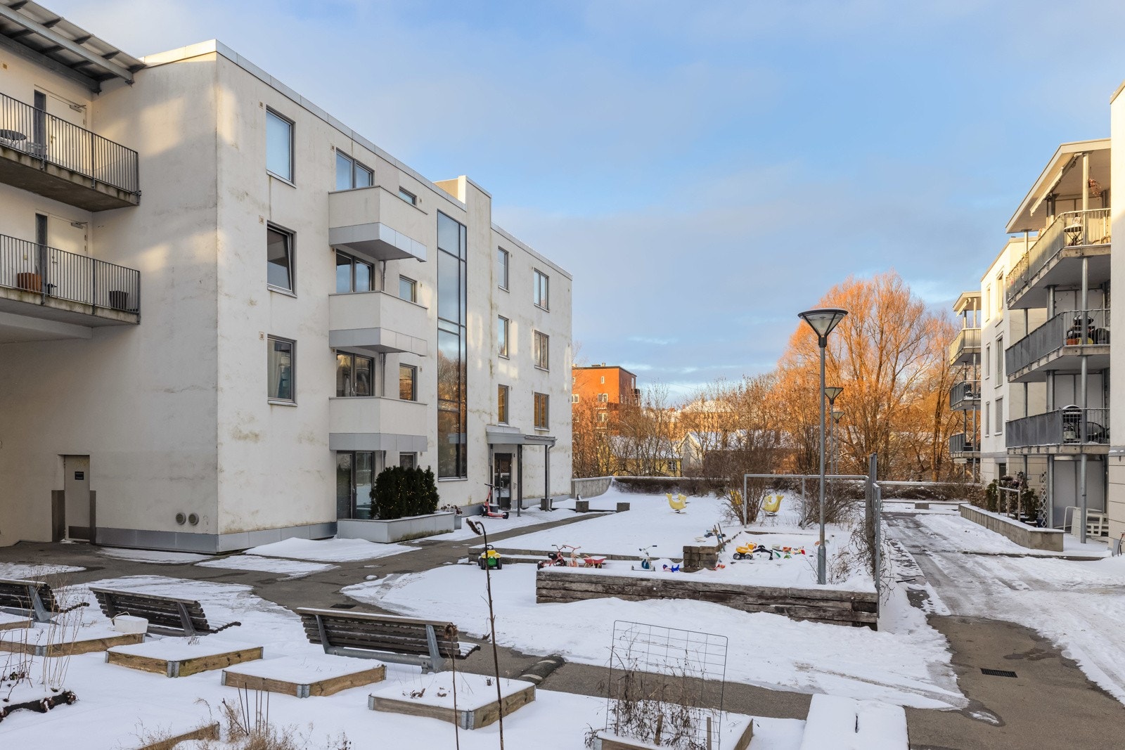 Fellesområdet opparbeidet med blant annet internstier, sykkelstativer, lekeapparater, sittebenker, plenarealer og diverse beplantning. Galleribilde