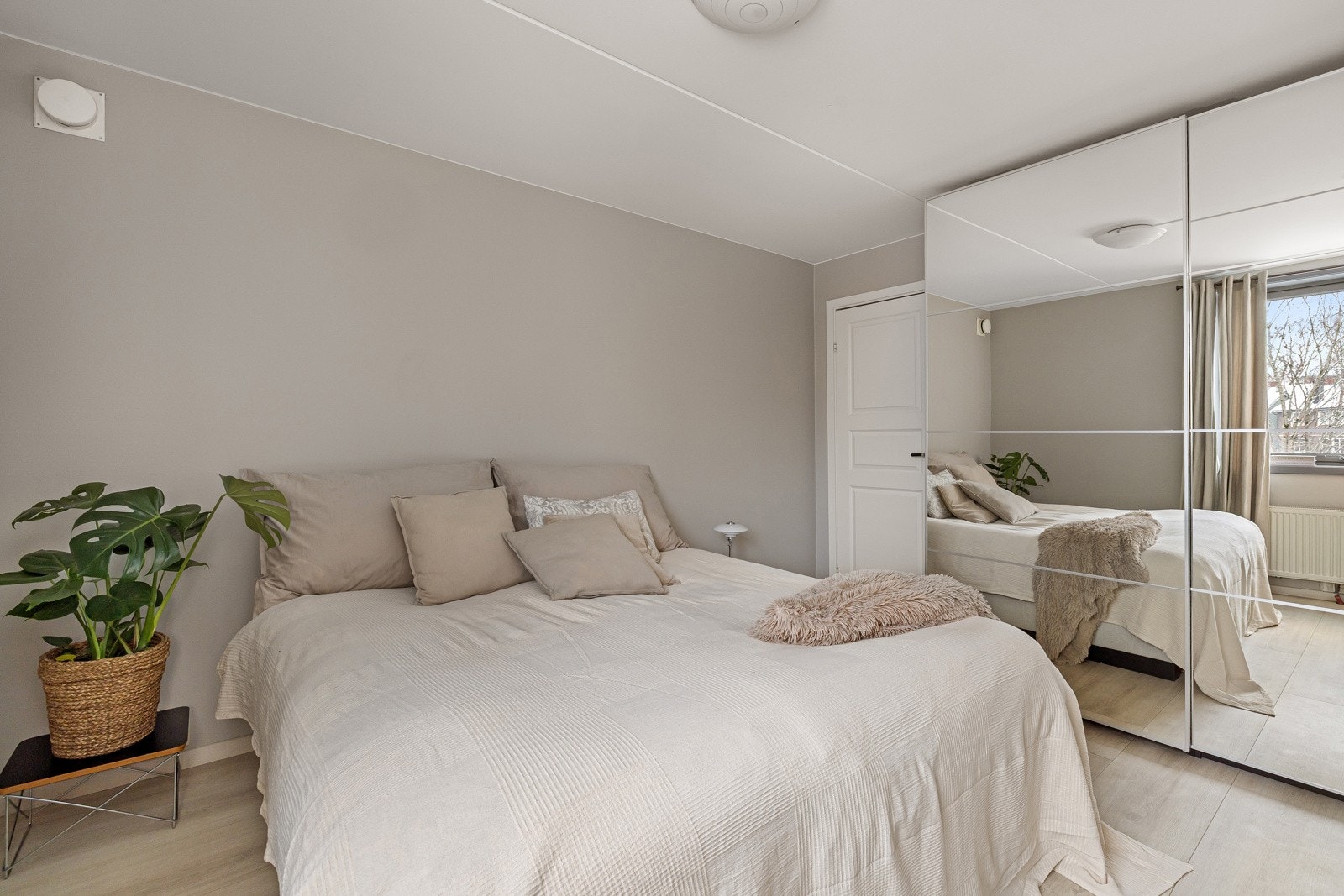 Rikelig med oppbevaringsplass i medfølgende skyvedørsgarderobe med speildører. Galleribilde