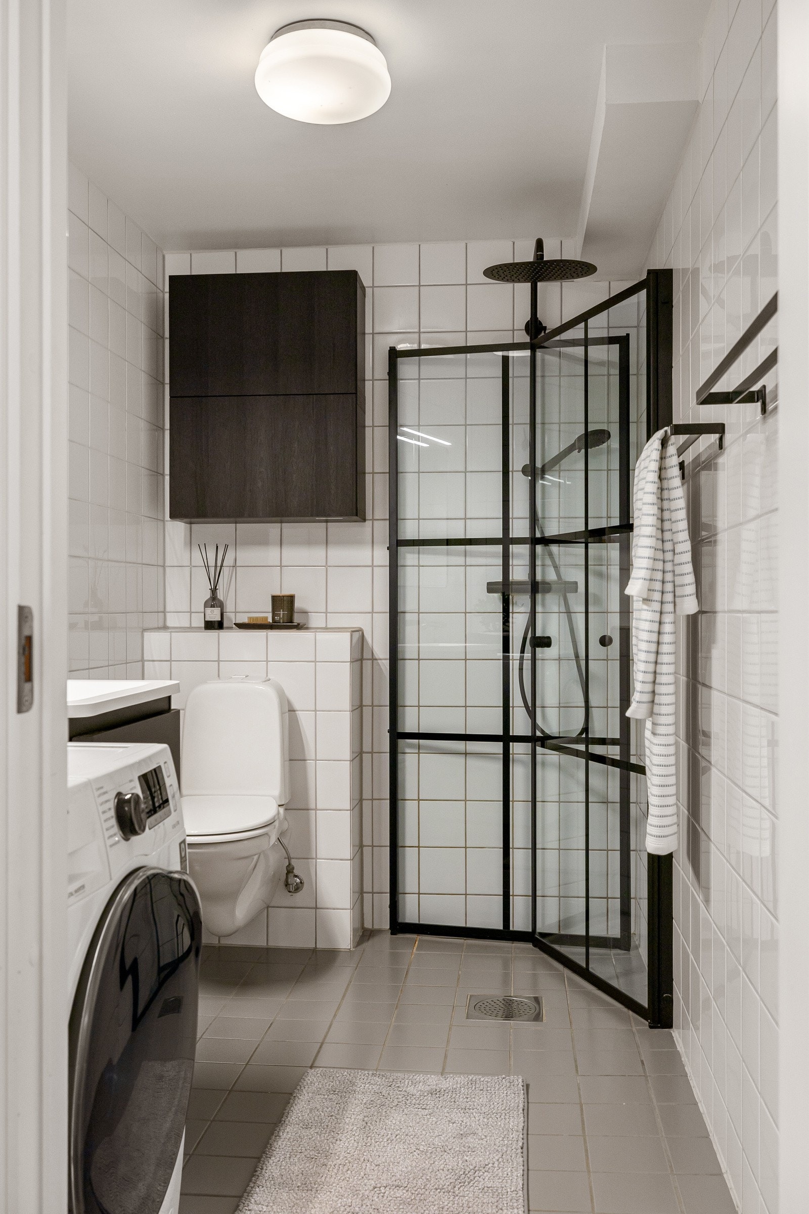 Leiligheten har et lyst og tidløst flislagt baderom fra byggeåret 2001 med nyere innredninger. Baderommet har grå fliser på gulv med gulvvarme, hvite fliser på veggene og mekanisk avtrekk. Galleribilde