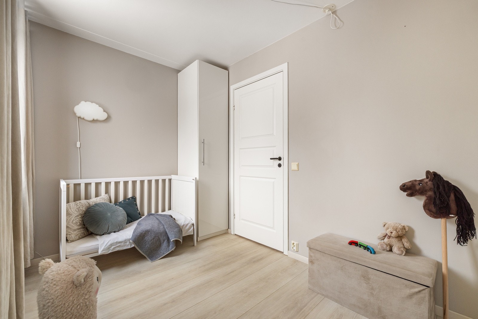 På soverommet har du plass til seng, kontorpult eller kommoder - alt etter eget ønske og behov. Galleribilde