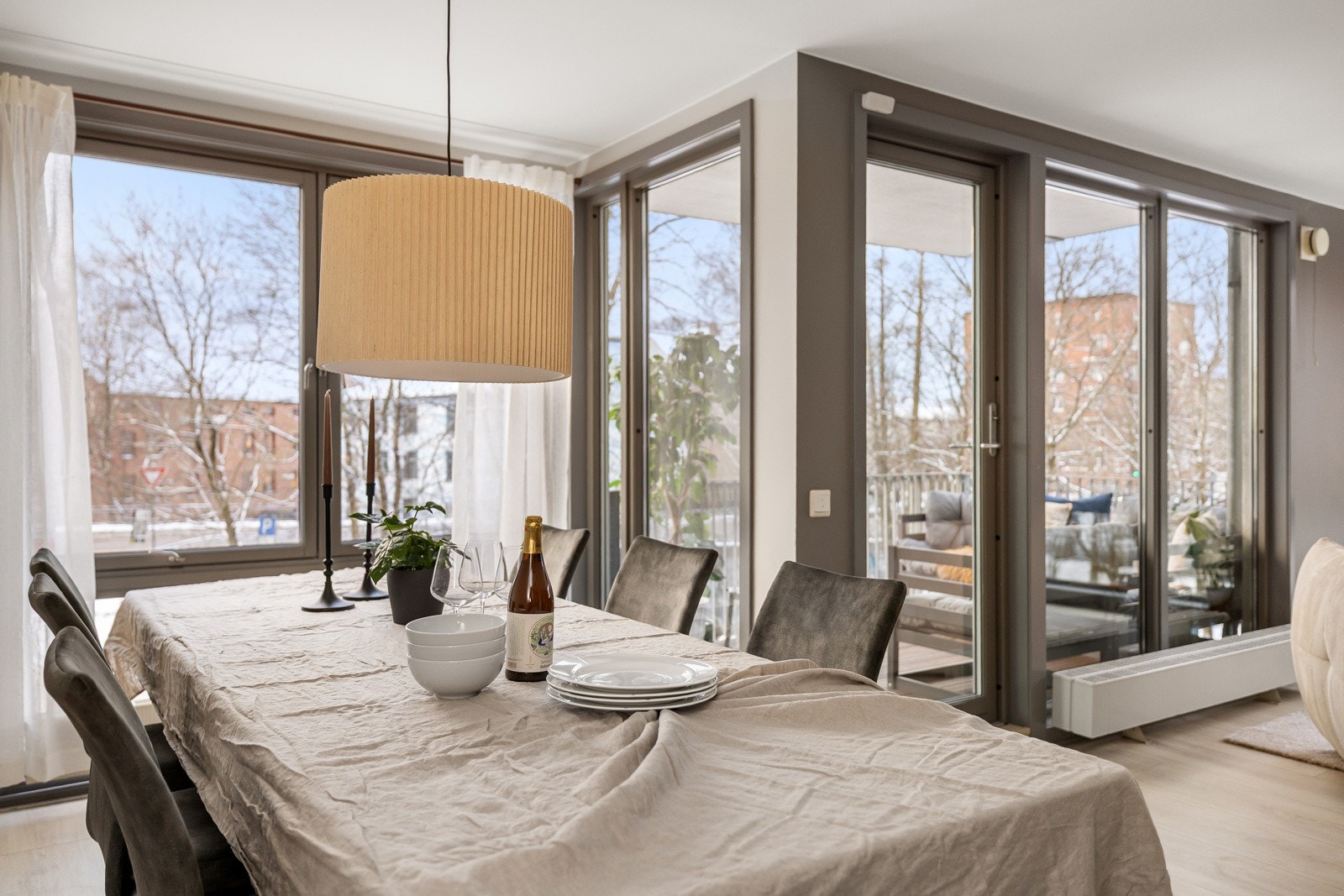 Alle vinduene har mørke, brede karmer som gir et stilrent og moderne uttrykk. Galleribilde