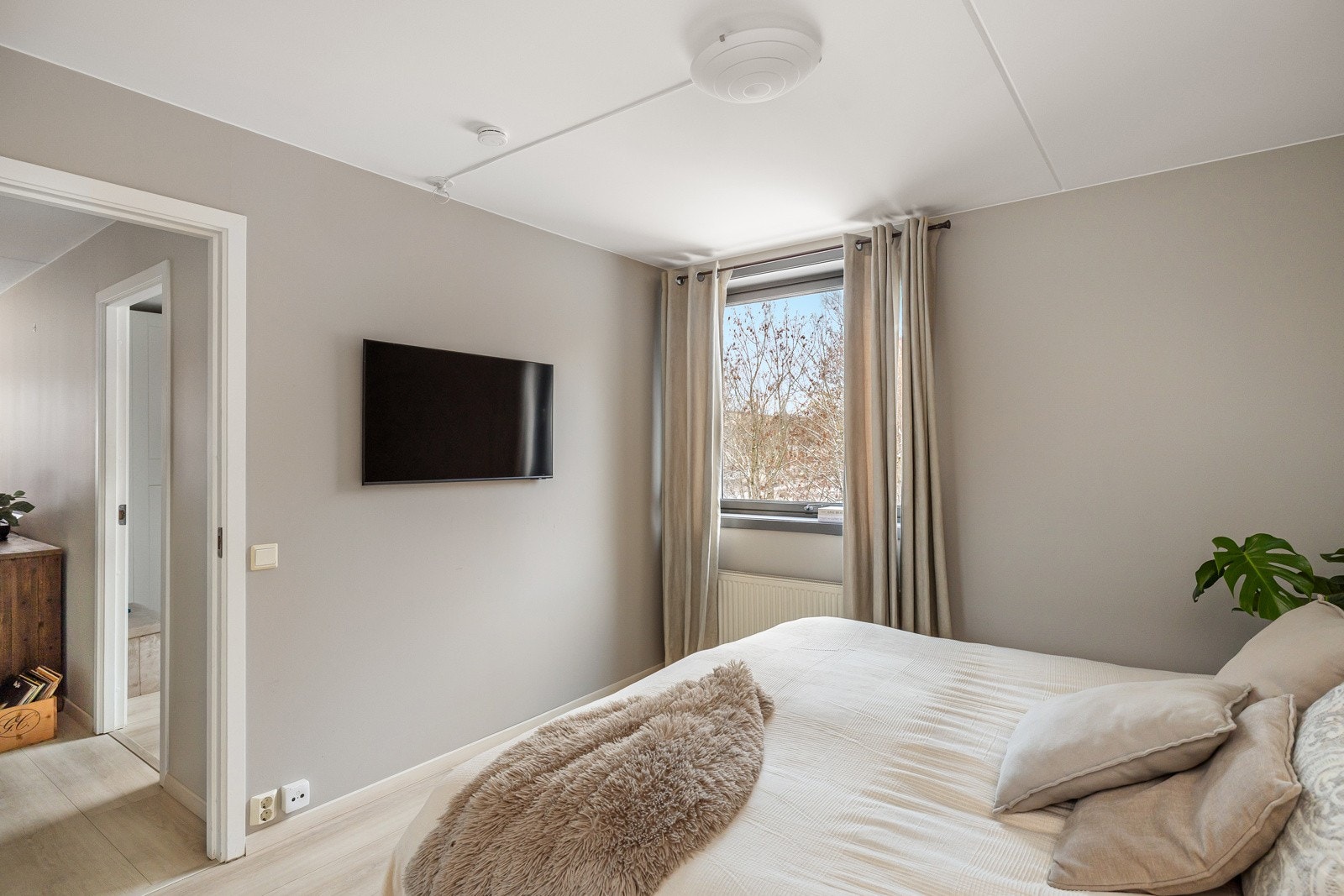 På soverommet har du god plass til en stor dobbeltseng med tilhørende nattbord, samt en kontorpult eller kommoder. Galleribilde