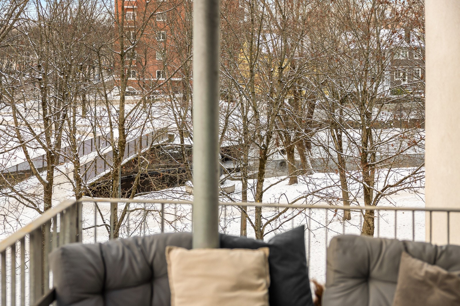 Her bor du fint til med utsyn over idylliske Akerselva med frodig vegetasjon rundt. Galleribilde