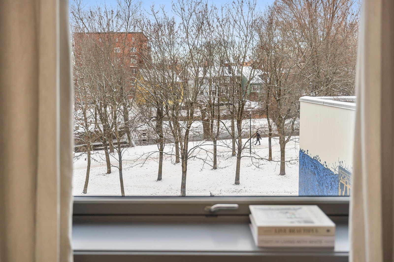 Soverommet har god standard med nyere enstavs laminat på gulv og glatte overflater malt i en fin varm farge. Galleribilde