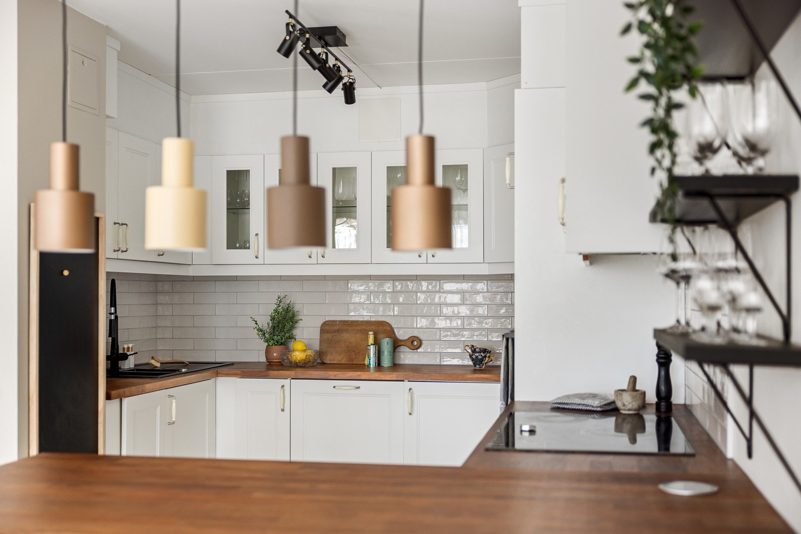 Lys og pen kjøkkeninnredning som var ny i 2023. Innredningen har lyse profilerte fronter og laminert benkeplate med nedfelt oppvaskkum. Galleribilde